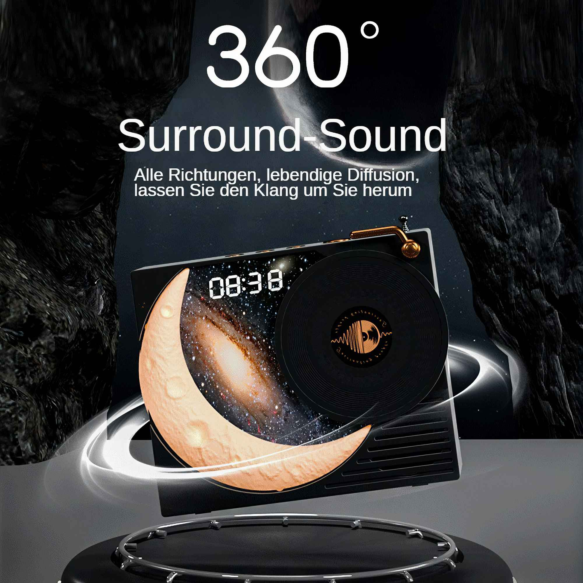 Ein schwarzer Lautsprecher mit Mond- und Galaxie-Anzeige, der 08:38 zeigt. Der Text lautet '360° Surround Sound'.