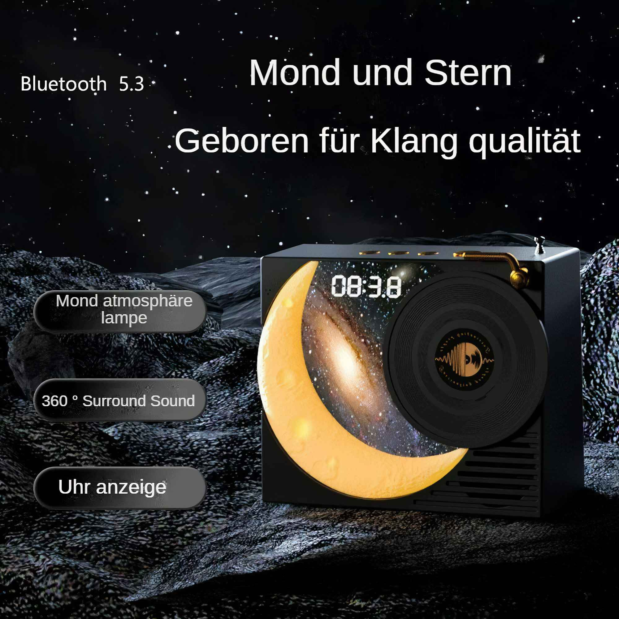 Ein schwarzer Lautsprecher mit Monddesign und Schallplattenmotiv vor einem Sternenhimmel.