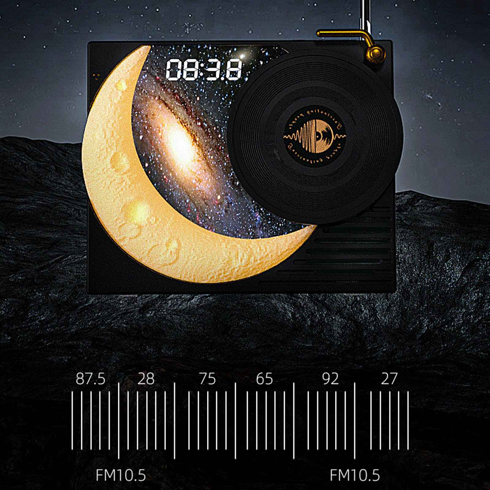 Ein Lautsprecher mit Mond- und Galaxie-Anzeige, die 08:38 zeigt, und UKW-Radiofrequenzen.
