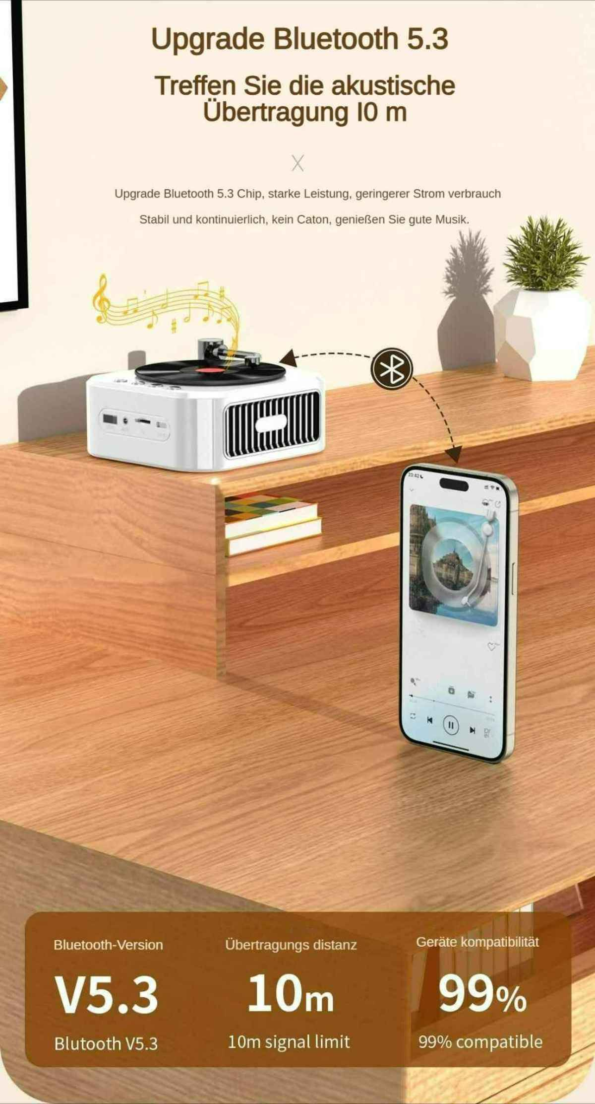 Ein Telefon und ein weißer Lautsprecher auf einem Holztisch. Text auf dem Bildschirm zeigt Bluetooth 5.3 und 10 m Signalreichweite.