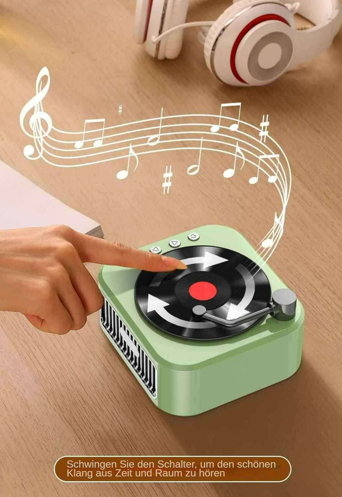 Die Hand einer Person drückt eine Taste auf einem grünen Lautsprecher im Retro-Stil, darüber Noten.