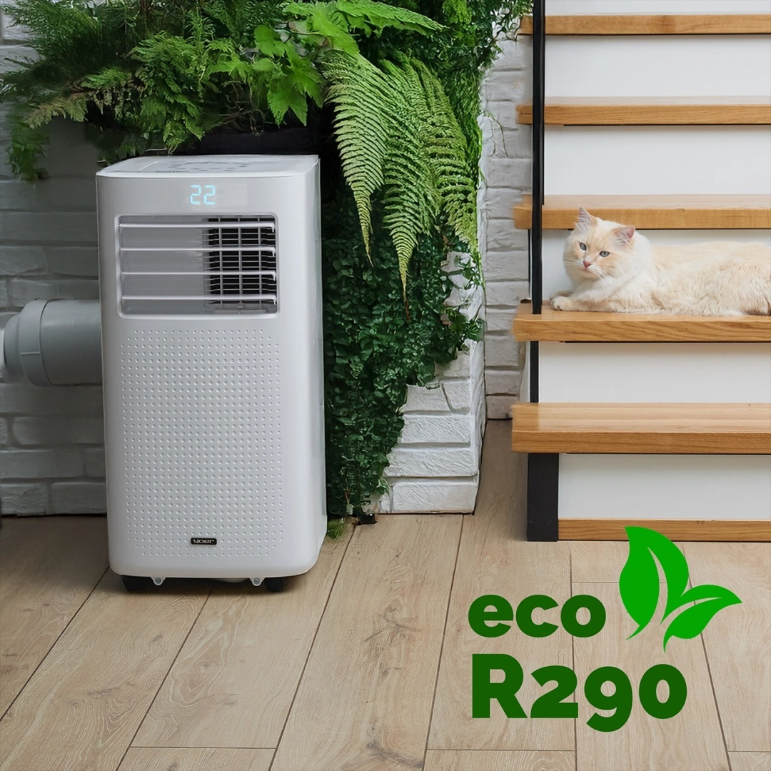 Biały klimatyzator obok roślin i drewnianej podłogi. Kot na schodach, ekologiczne logo.