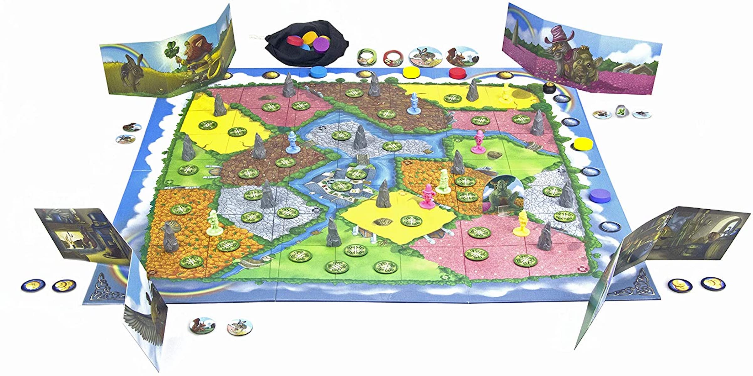 Brettspiel-Setup mit farbenfrohem Spielbrett, Spielsteinen und Karten. Charaktere und Würfel sind sichtbar.