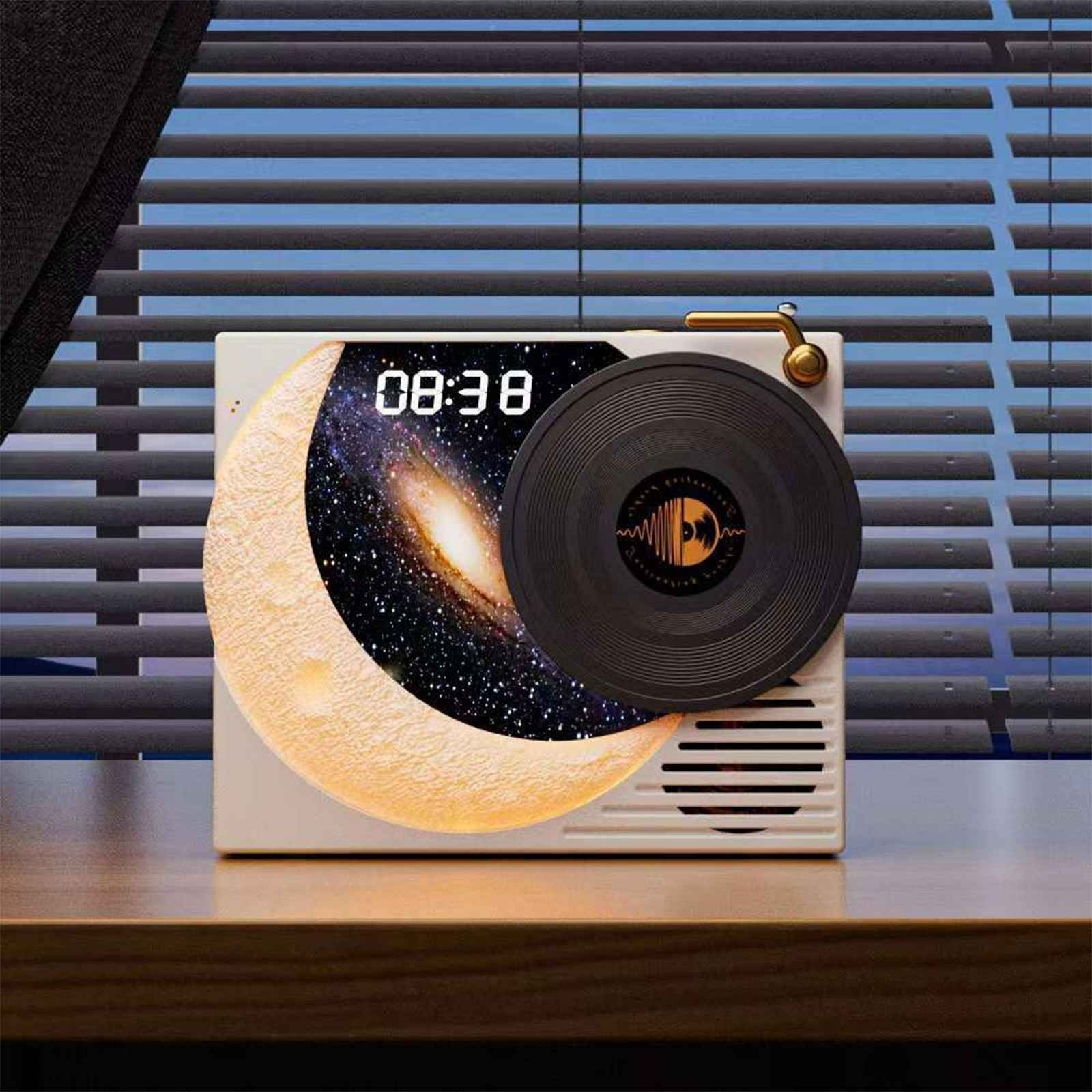 Eine weiße Digitaluhr mit Galaxie-Anzeige, Mondlicht und Schallplatte.