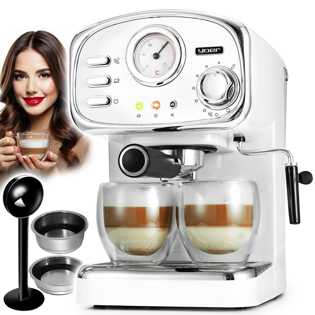 Ekspres do kawy z dwiema szklankami kawy. Kobieta trzyma filiżankę i się uśmiecha. Widoczne akcesoria.