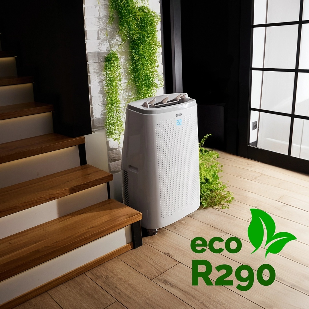 Biały oczyszczacz powietrza obok schodów i roślin, z tekstem eco R290.