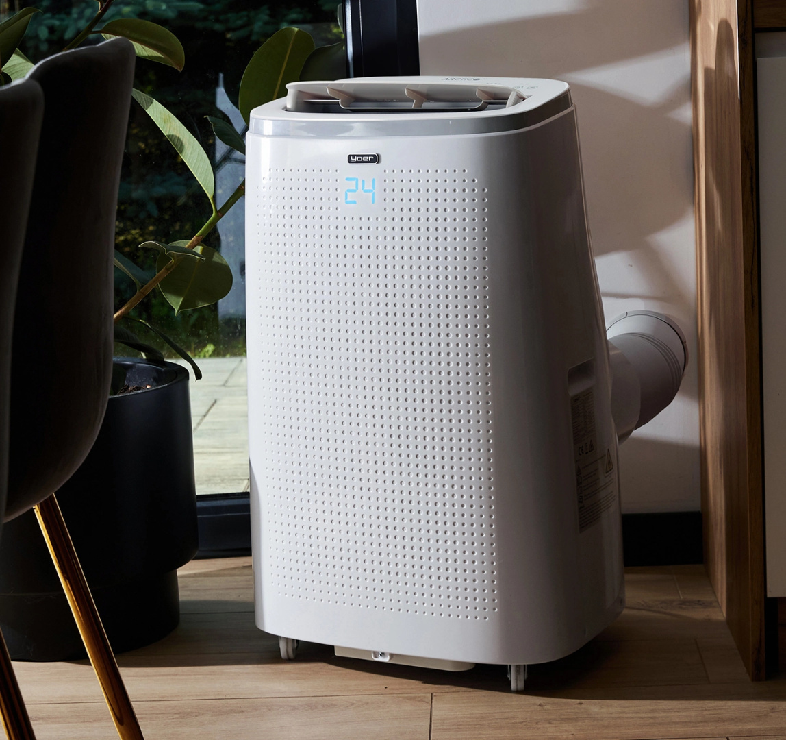 Czarna komoda z trzema szufladami stoi obok czarnej lampy z koralików i abstrakcyjnego dzieła sztuki.