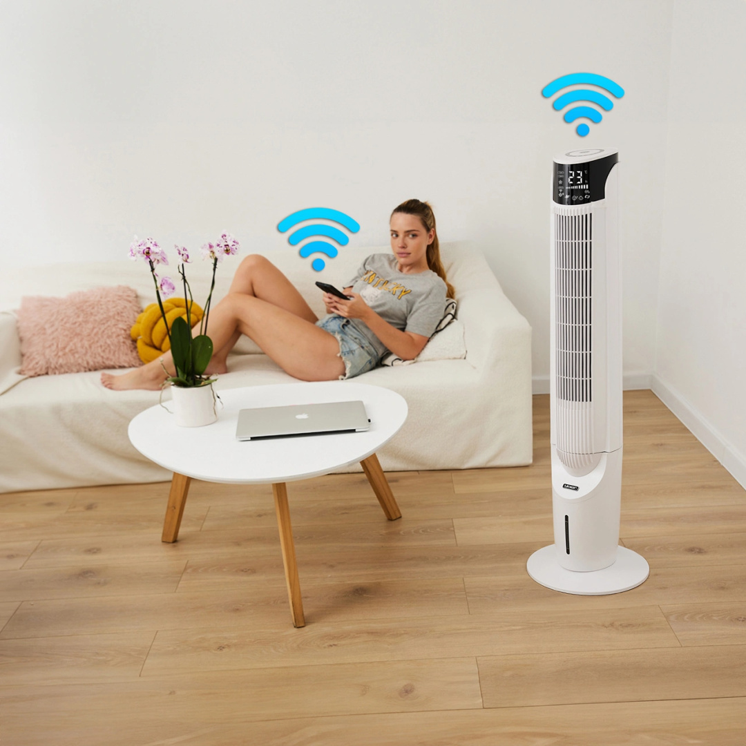 Kobieta na kanapie używa telefonu, w pobliżu wentylator. Ikony Wi-Fi są powyżej. Pokój ma stół i rośliny.