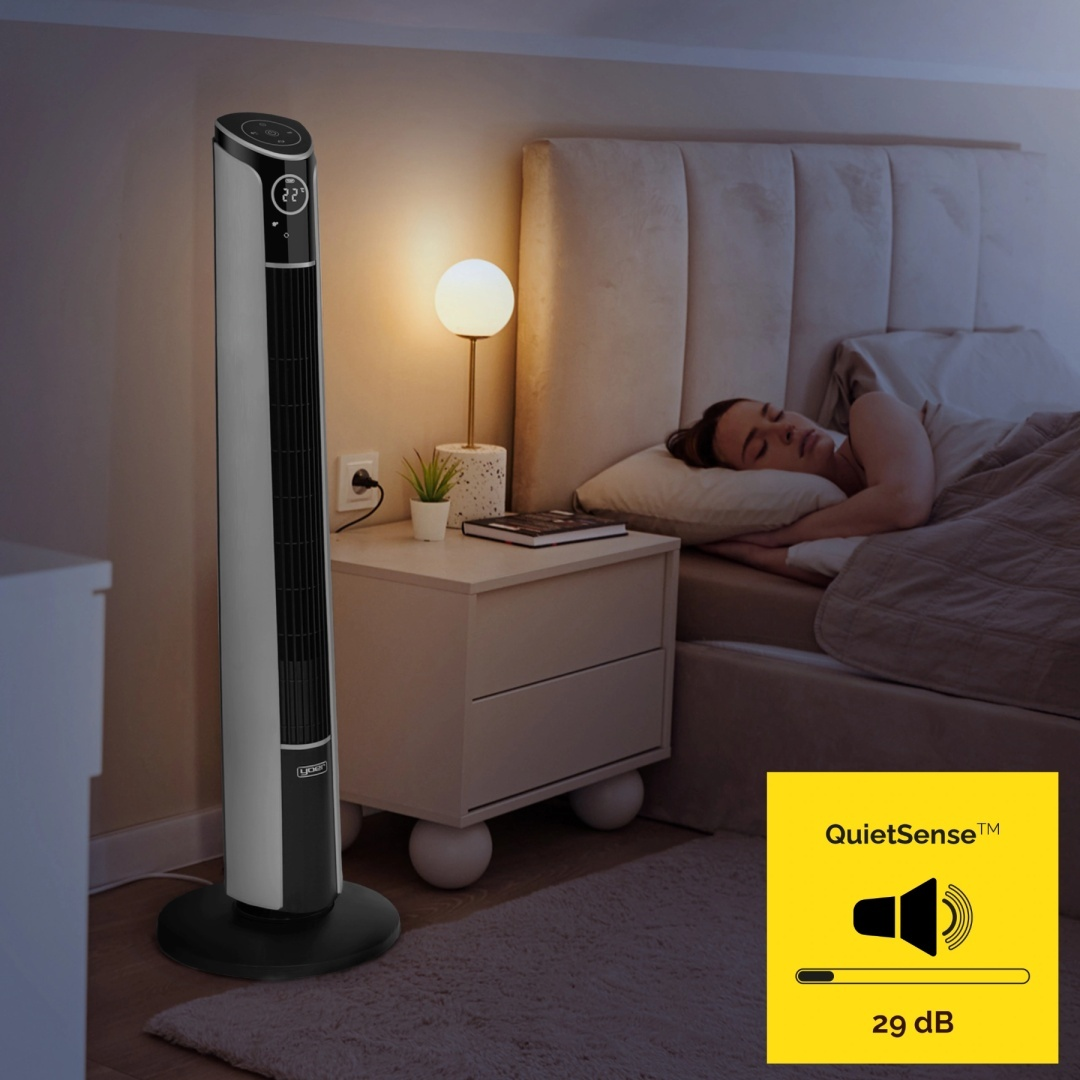 Sypialnia z wysokim wentylatorem, śpiącą kobietą, stolikiem nocnym z lampą i logo QuietSense.