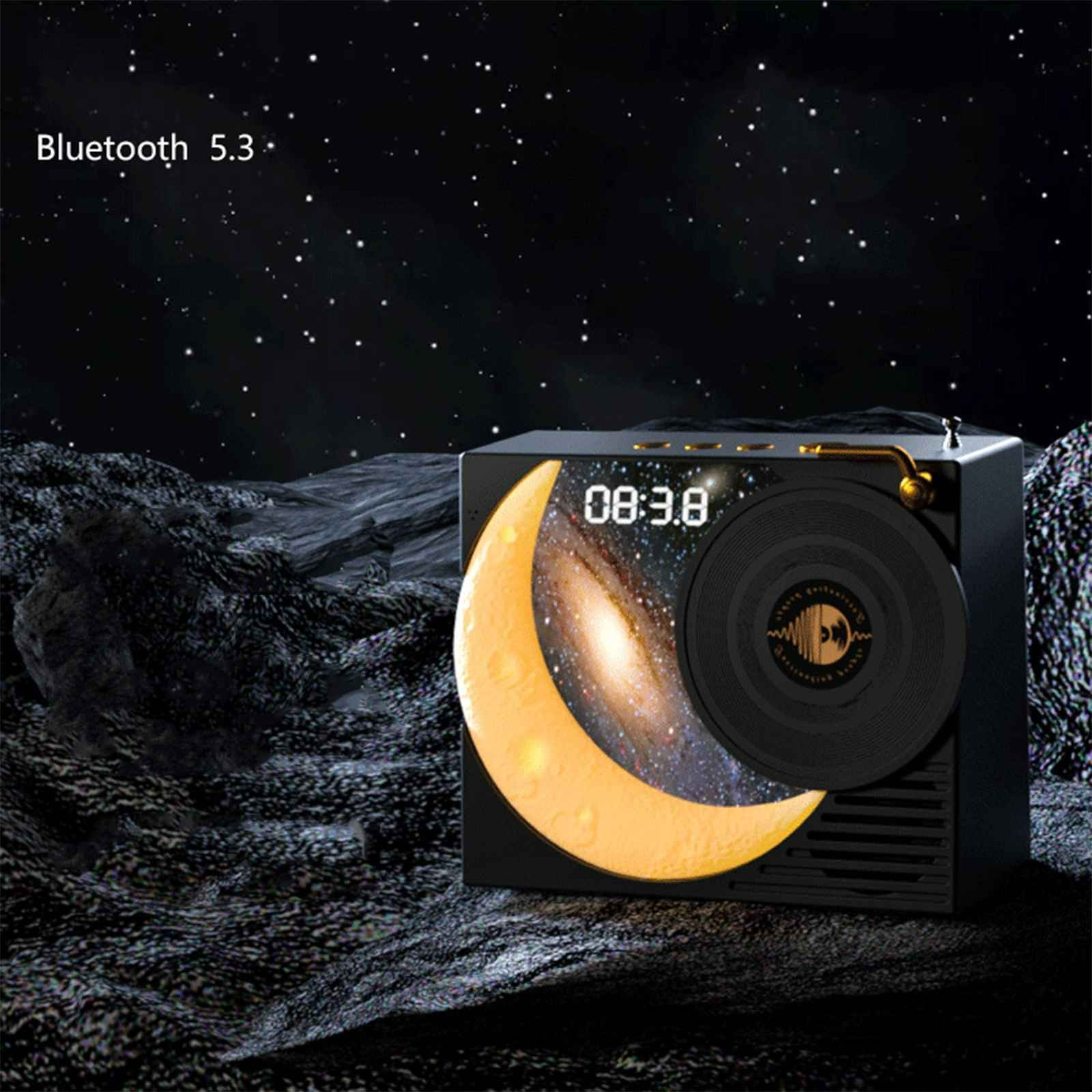 Ein schwarzer Lautsprecher mit mondförmigem Bildschirm und Schallplatten-Design auf dunklem Hintergrund.
