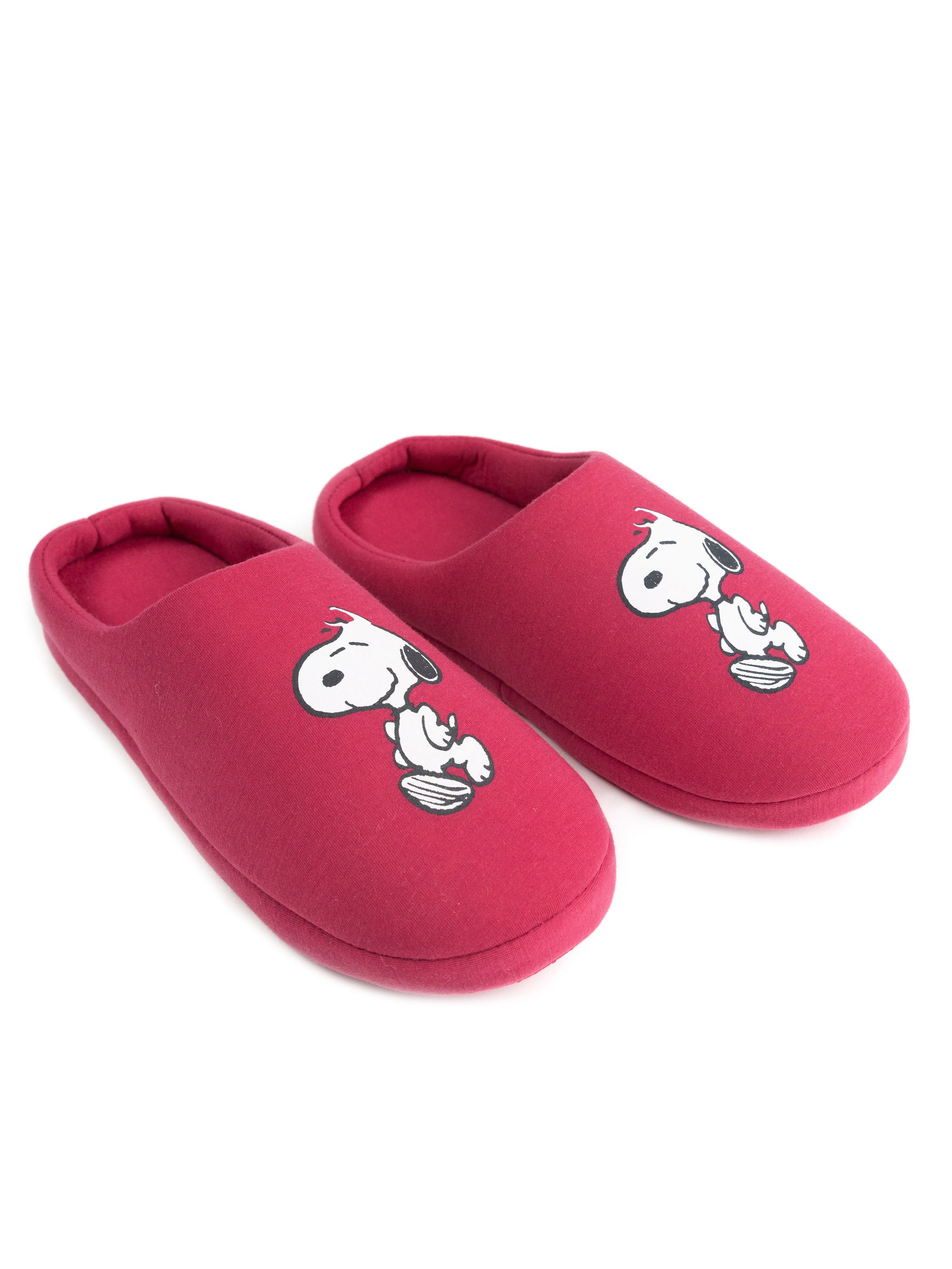 Paar rote Snoopy-Hausschuhe, Snoopy's Gesicht auf jedem. Weißer Hintergrund.