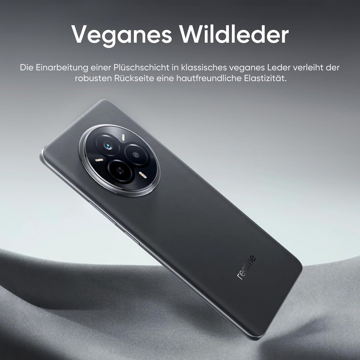 Smartphone mit dunkelgrauer Rückseite, Dreifachkamera und Text, der veganes Wildledermaterial beschreibt.