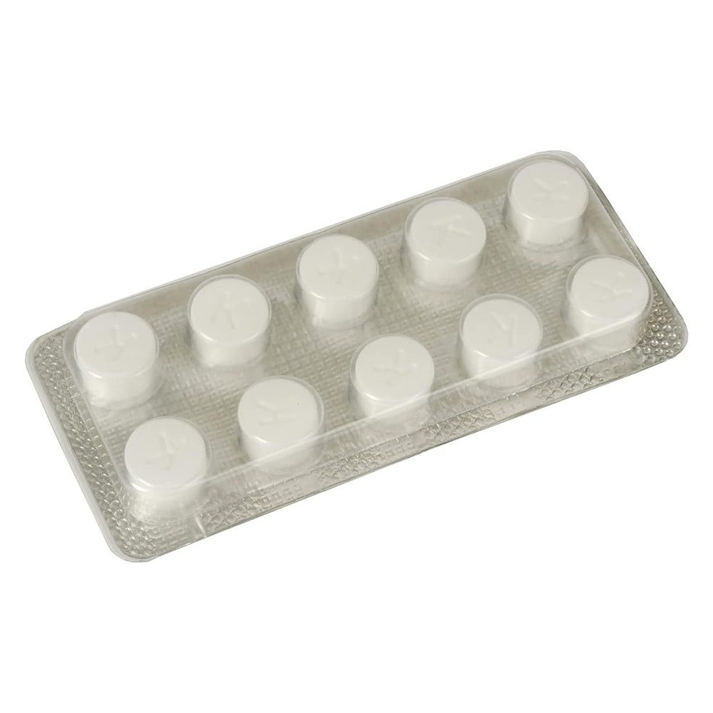 Blister z 10 białymi pigułkami. Pigułki są równomiernie rozmieszczone w przezroczystym plastikowym opakowaniu.