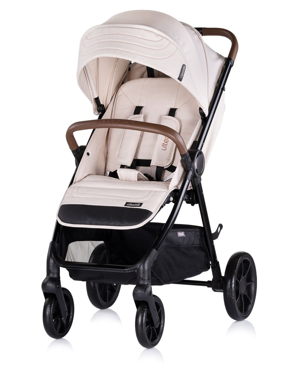 Beigefarbener Kinderwagen auf weißem Hintergrund. Schwarzer Rahmen und brauner Griff. Der Kinderwagen ist nach vorne gerichtet.