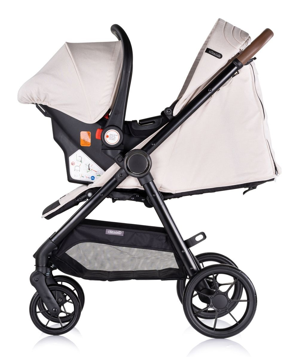 Beigefarbener Kinderwagen mit befestigtem Autositz. Schwarzer Rahmen. Brauner Griff. Isoliert auf weißem Hintergrund.