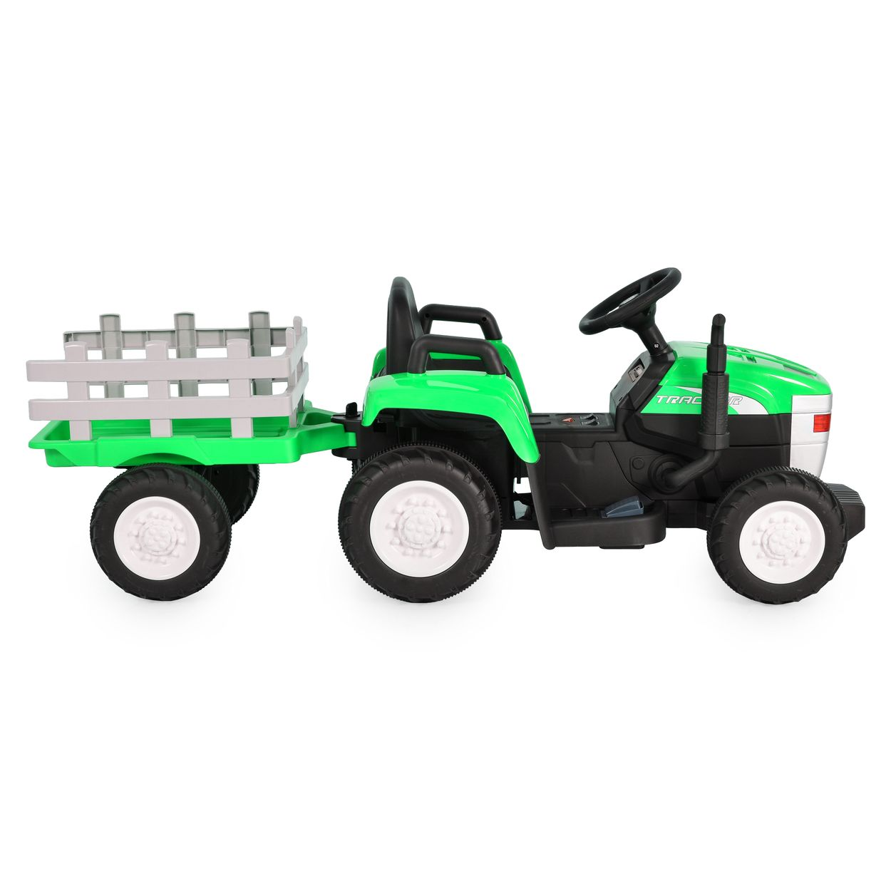 Ein grüner Spielzeugtraktor mit Anhänger, mit weißen Rädern und einem schwarzen Sitz, isoliert auf Weiß.