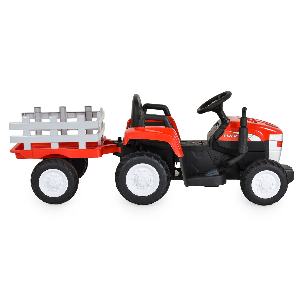 Ein roter Spielzeugtraktor mit Anhänger und weißen Rädern auf weißem Grund.