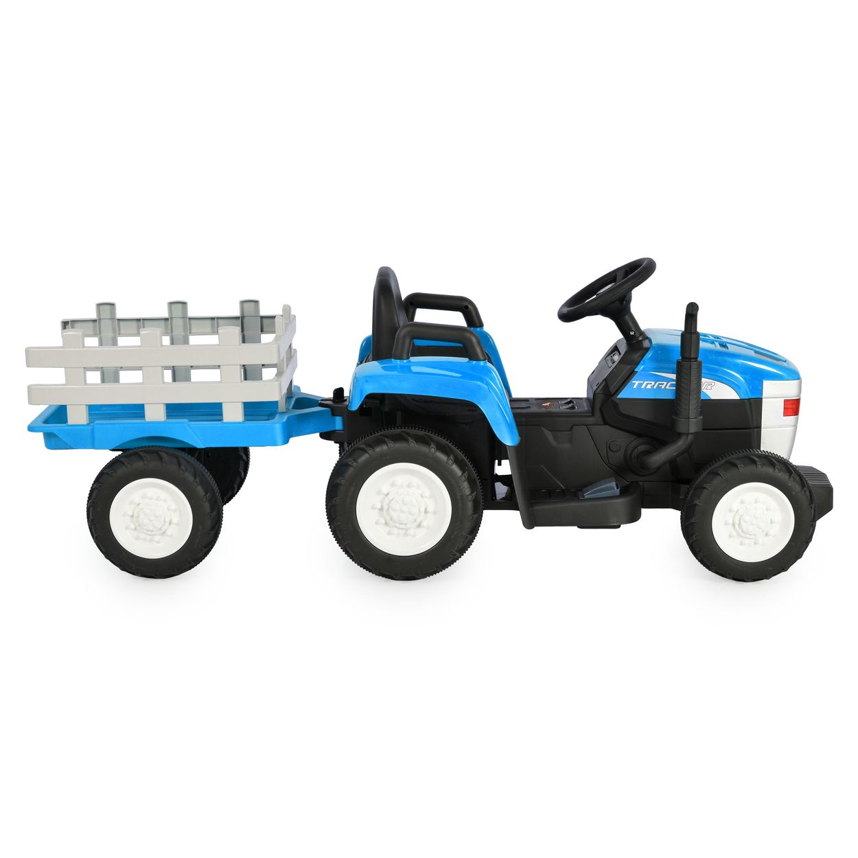 Ein blauer Spielzeugtraktor mit weißen Rädern, einem schwarzen Sitz und einem Anhänger mit einem grauen Zaun. Es ist vor weißem Hintergrund.