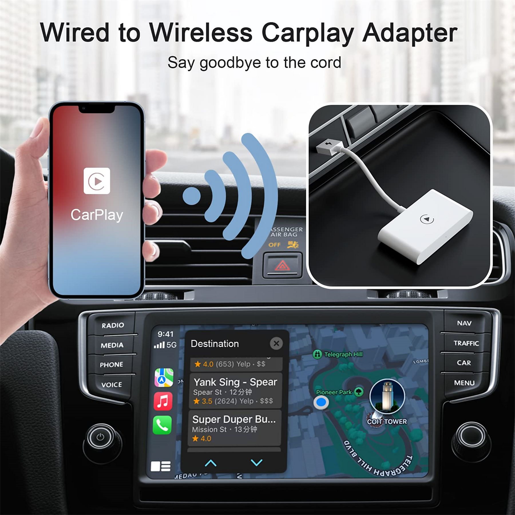 Eine Person hält ein Telefon, das mit einem Carplay-Adapter verbunden ist. Der Bildschirm des Autos zeigt eine Navigationskarte an.