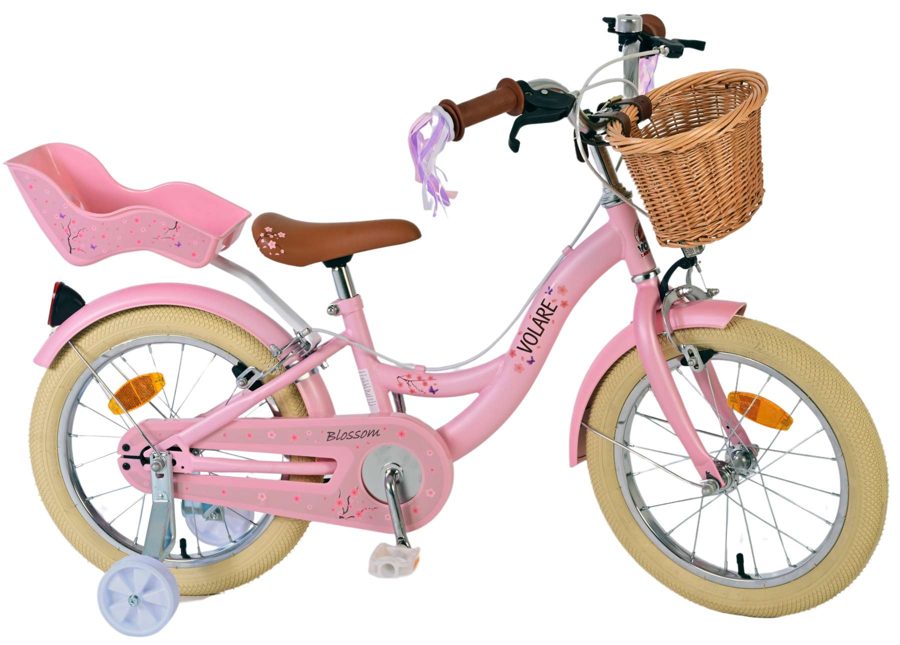 Ein rosa Kinderfahrrad mit einem Weidenkorb, braunem Sitz und rosa Rücksitz auf weißem Hintergrund.