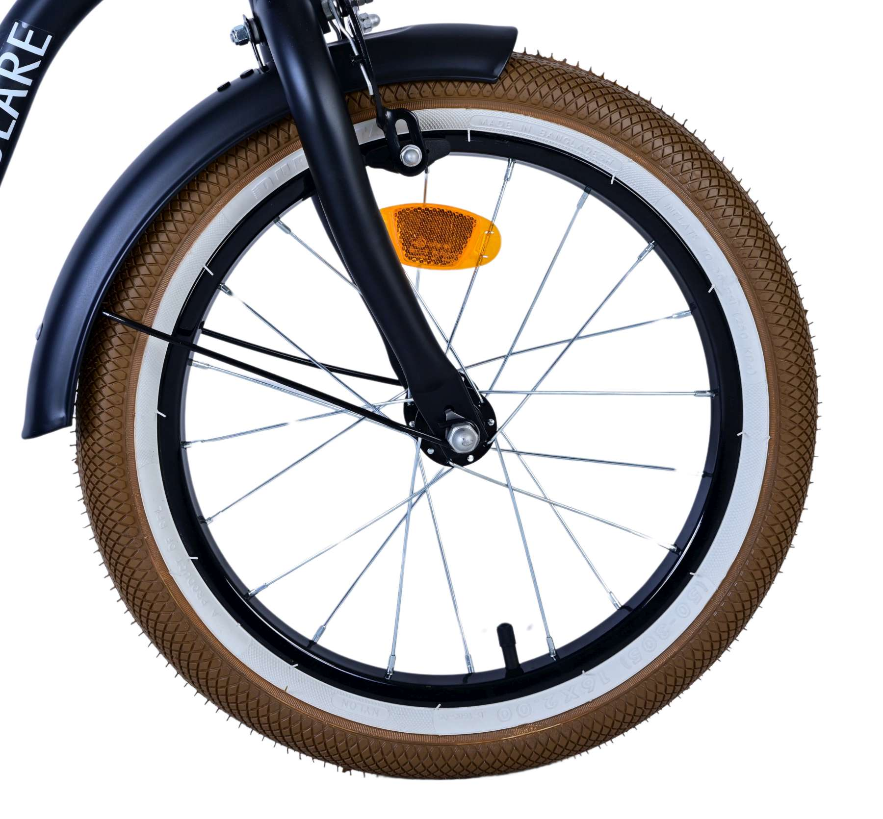 Nahaufnahme eines schwarzen Fahrradrads mit braunem Reifen, weißer Seitenwand und orangefarbenem Reflektor.
