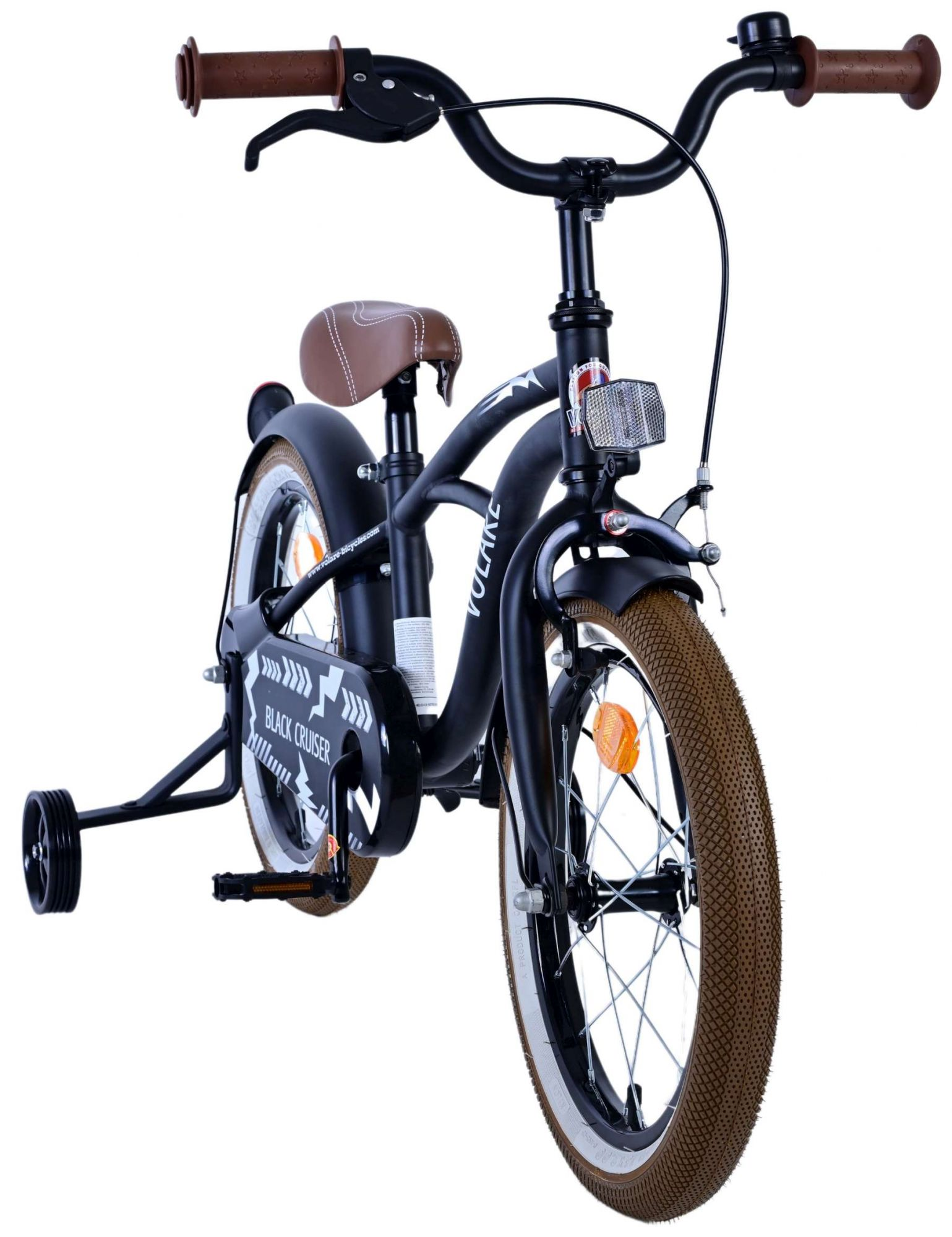Ein schwarzes Kinderfahrrad mit braunen Reifen, Sitz, Griffen und Stützrädern auf weißem Hintergrund.
