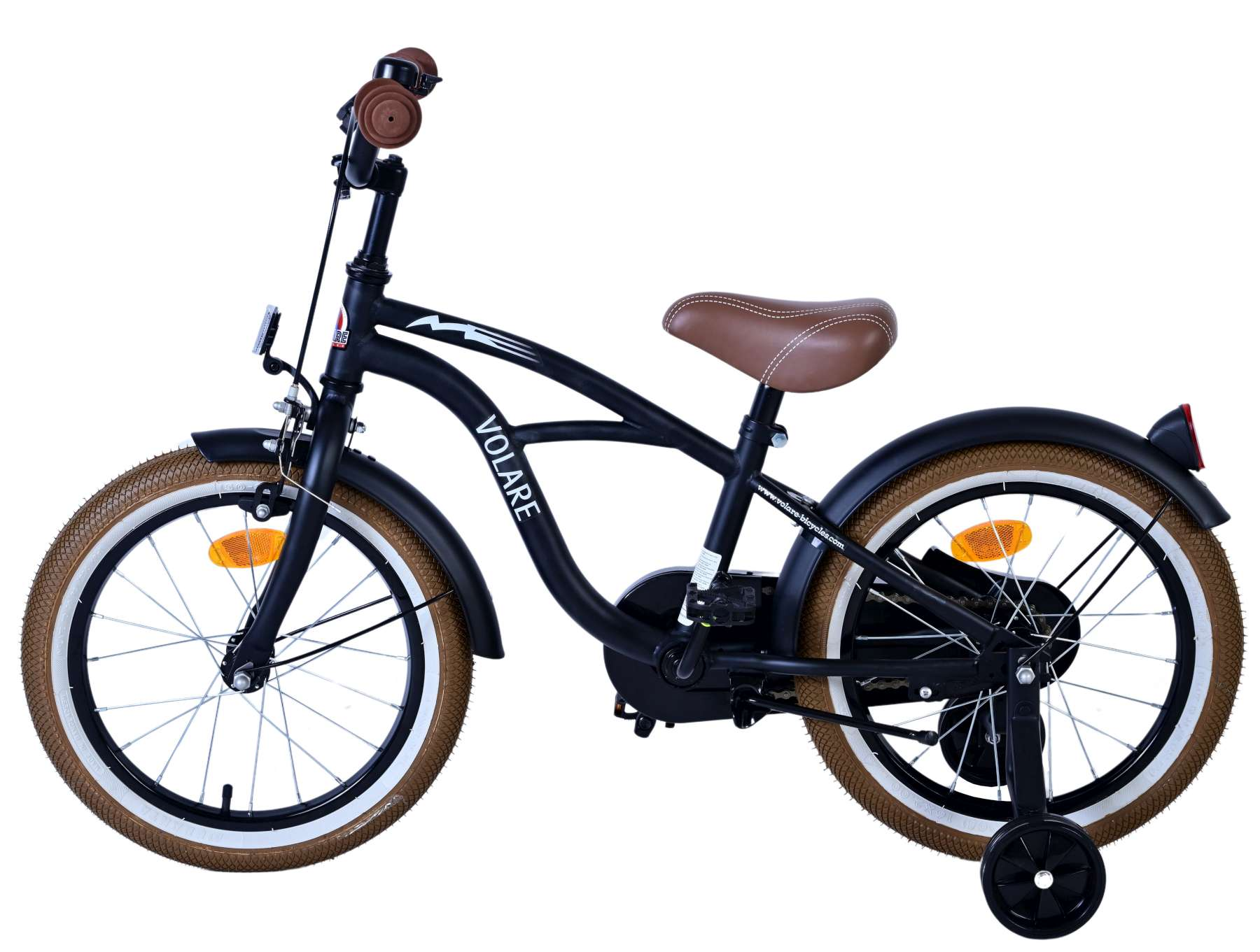 Ein schwarzes Kinderfahrrad mit braunen Reifen, Sitz und Griffen, das auf weißem Hintergrund nach vorne zeigt.