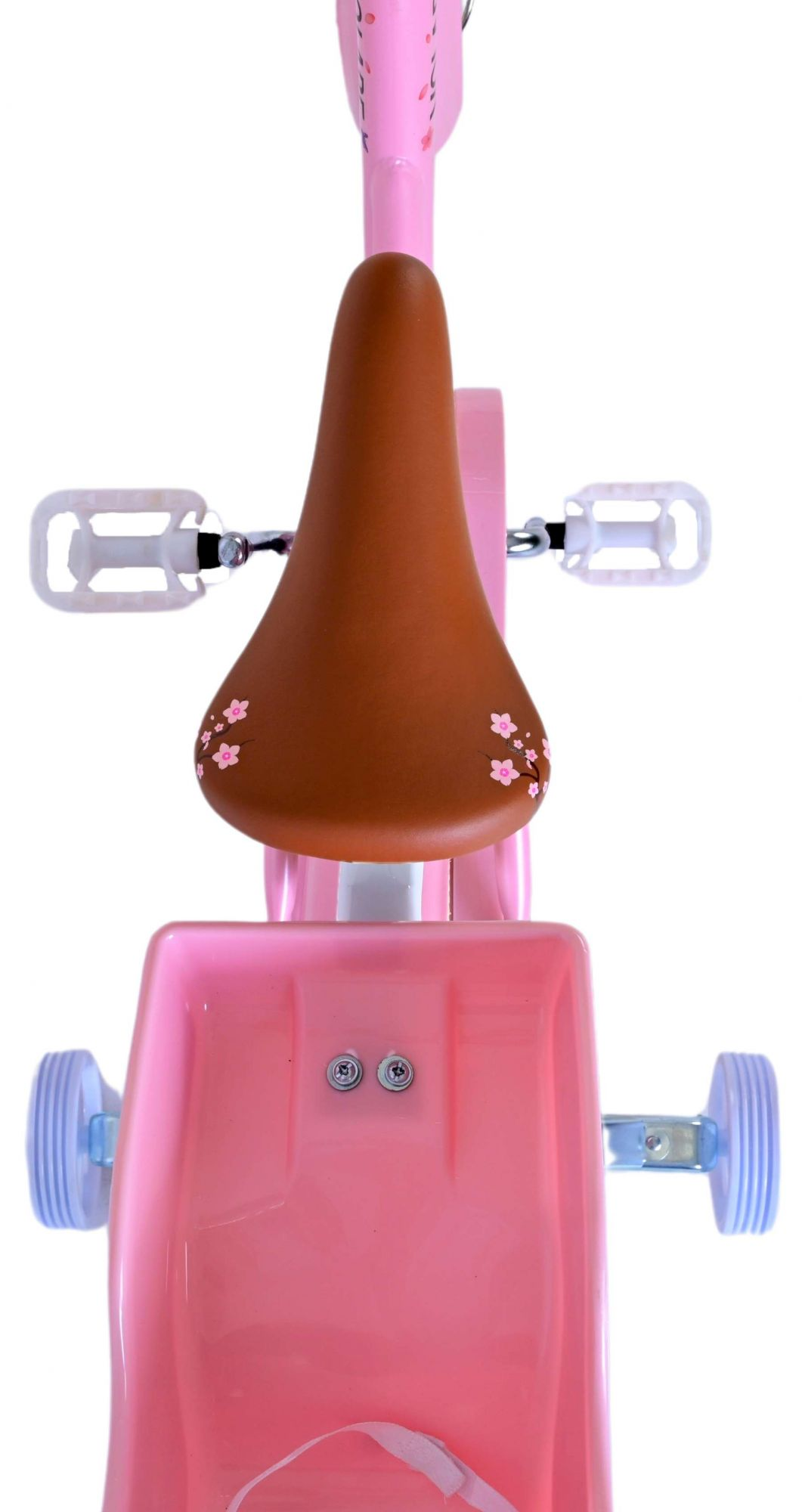 Rosa Kinderfahrrad, Draufsicht. Brauner Sitz mit rosa Blumendetails. Stützräder sind angebracht.