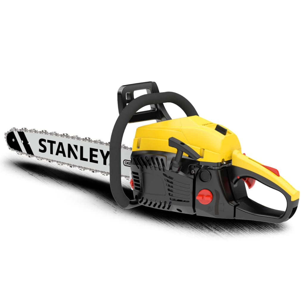 Tronçonneuse Stanley jaune et noire sur surface blanche. La lame a le logo Stanley. L'ombre est visible.