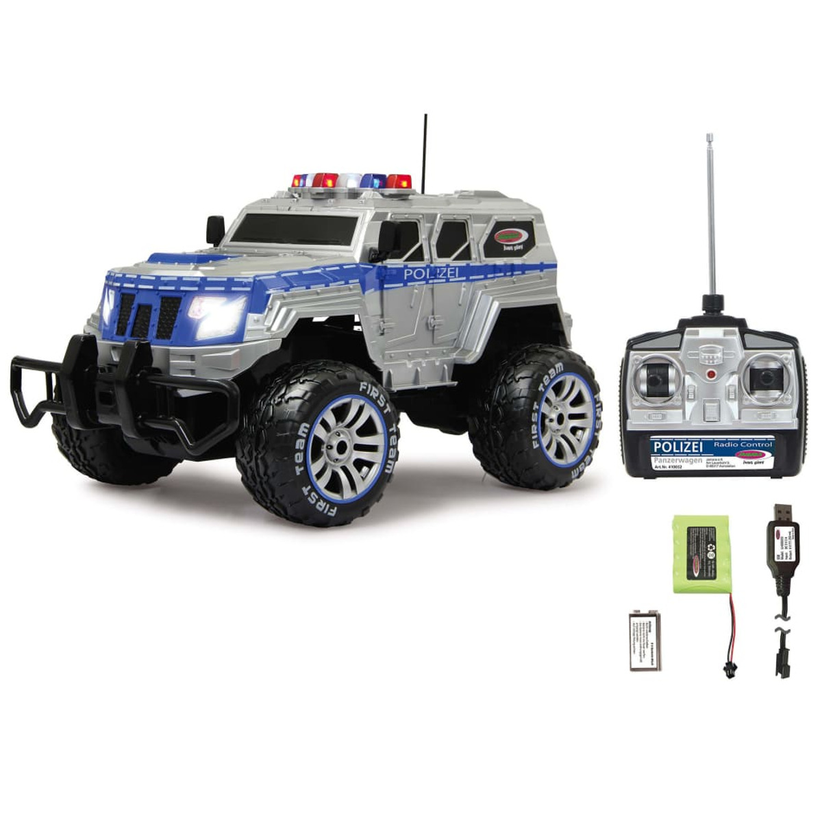 Ein silberner und blauer ferngesteuerter Polizeiwagen mit großen Reifen, einer Steuerung, Batterien und Ladegeräten auf weißem Hintergrund.