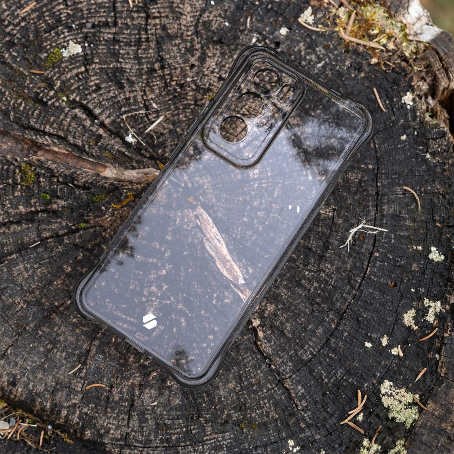 Przezroczyste etui na telefon na drewnianej powierzchni.