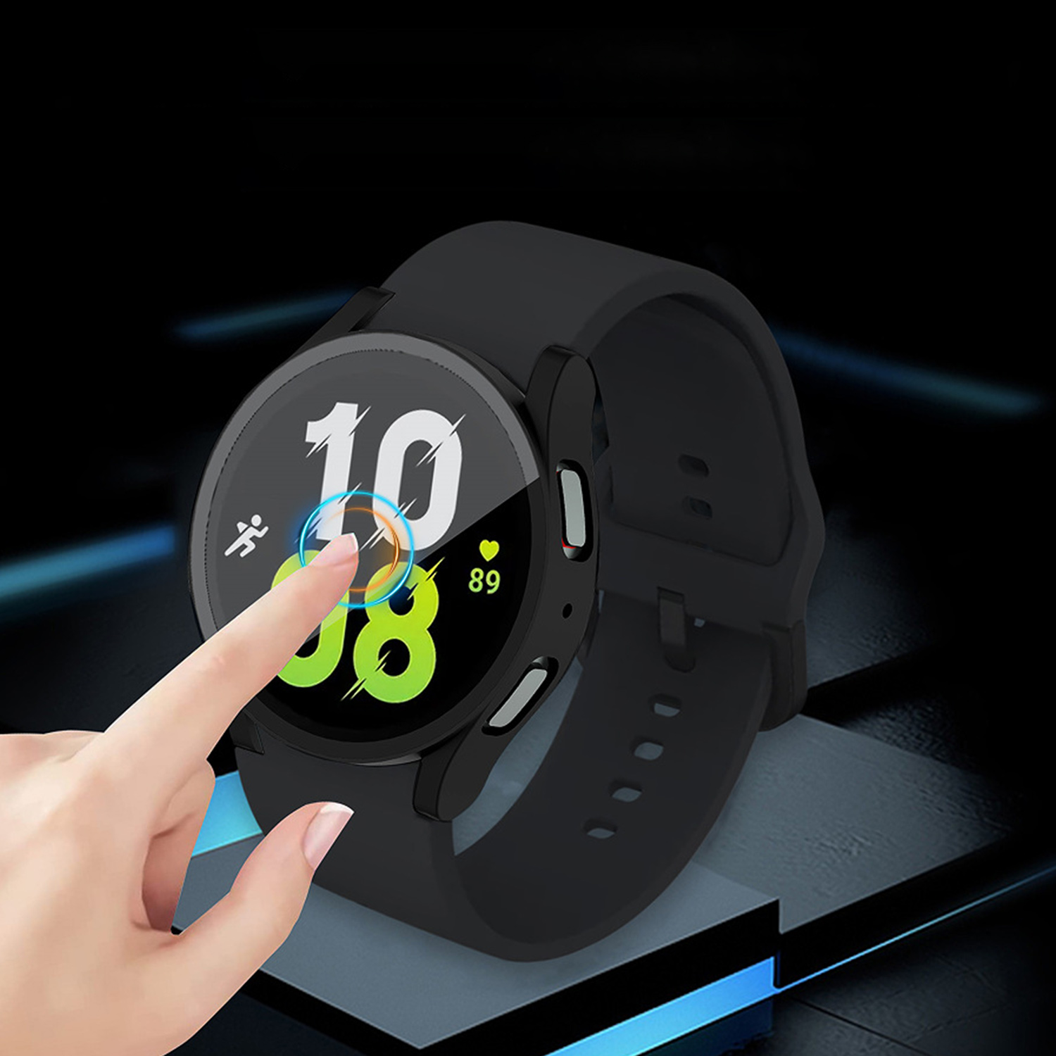 Main touchant l'écran d'une montre connectée affichant l'heure et les données de santé, sur fond sombre.