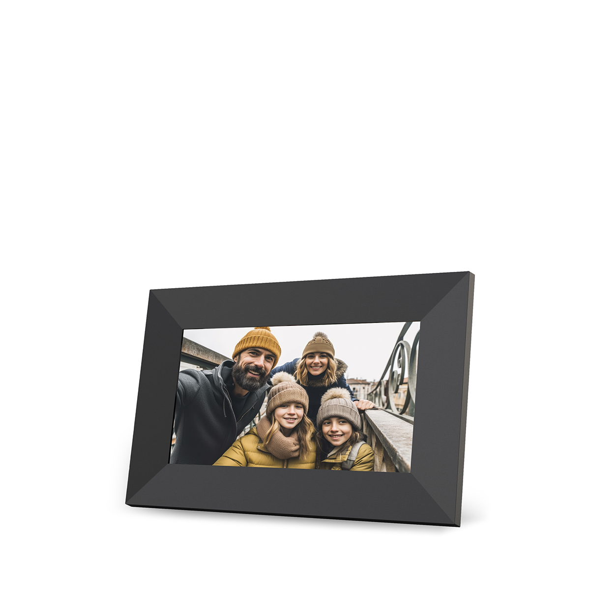 Cyfrowa ramka na zdjęcia wyświetlająca zdjęcie rodzinne na moście.