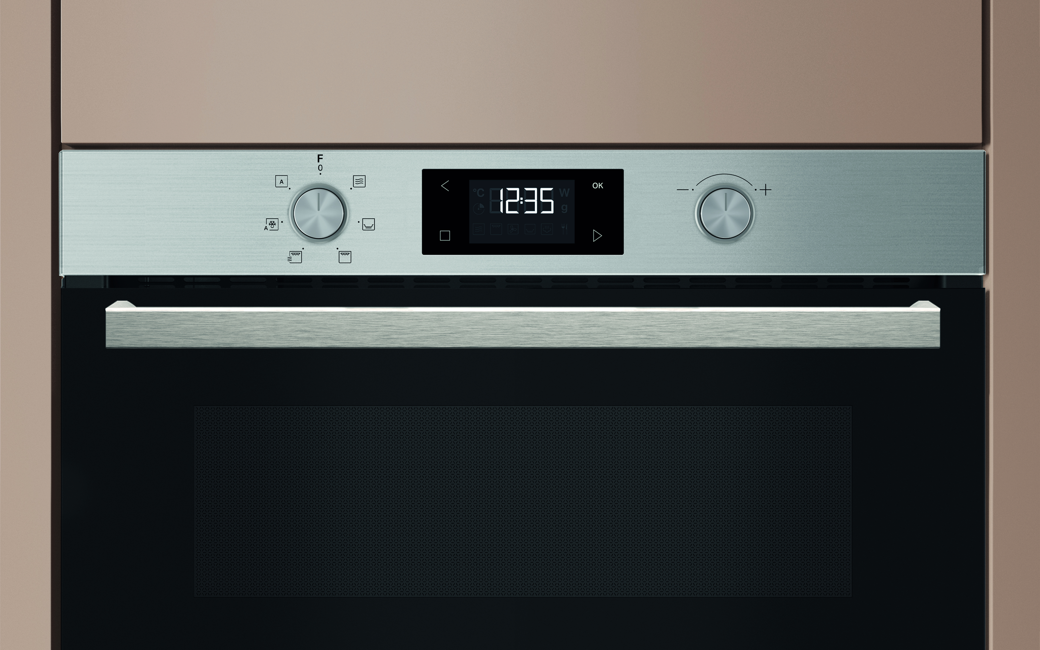 Primo piano del pannello di controllo di un forno con orologio digitale che mostra le 12:35 e quadranti.