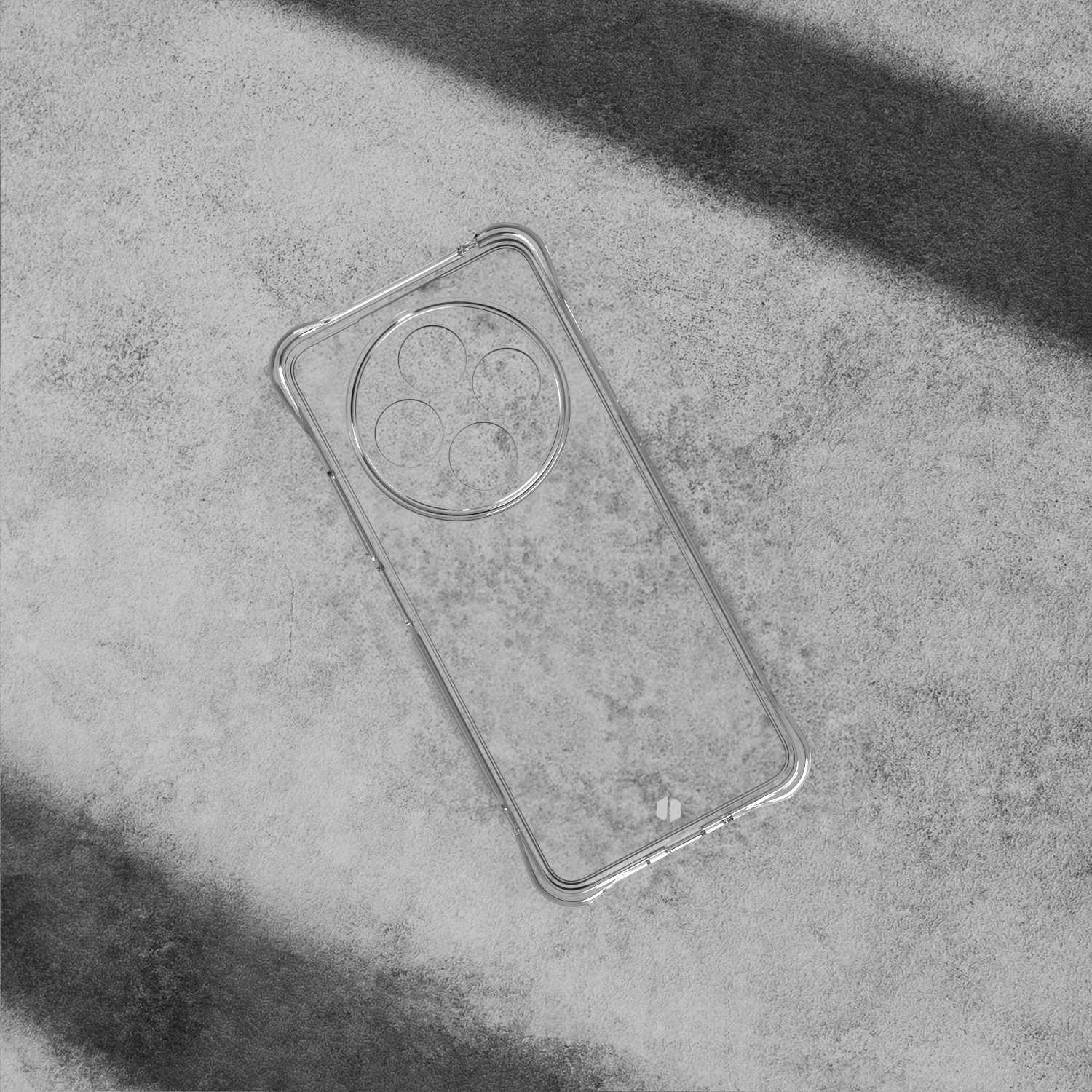 Przezroczyste etui na telefon na szarej powierzchni. Etui ma wycięcie na aparat. Cień po prawej.