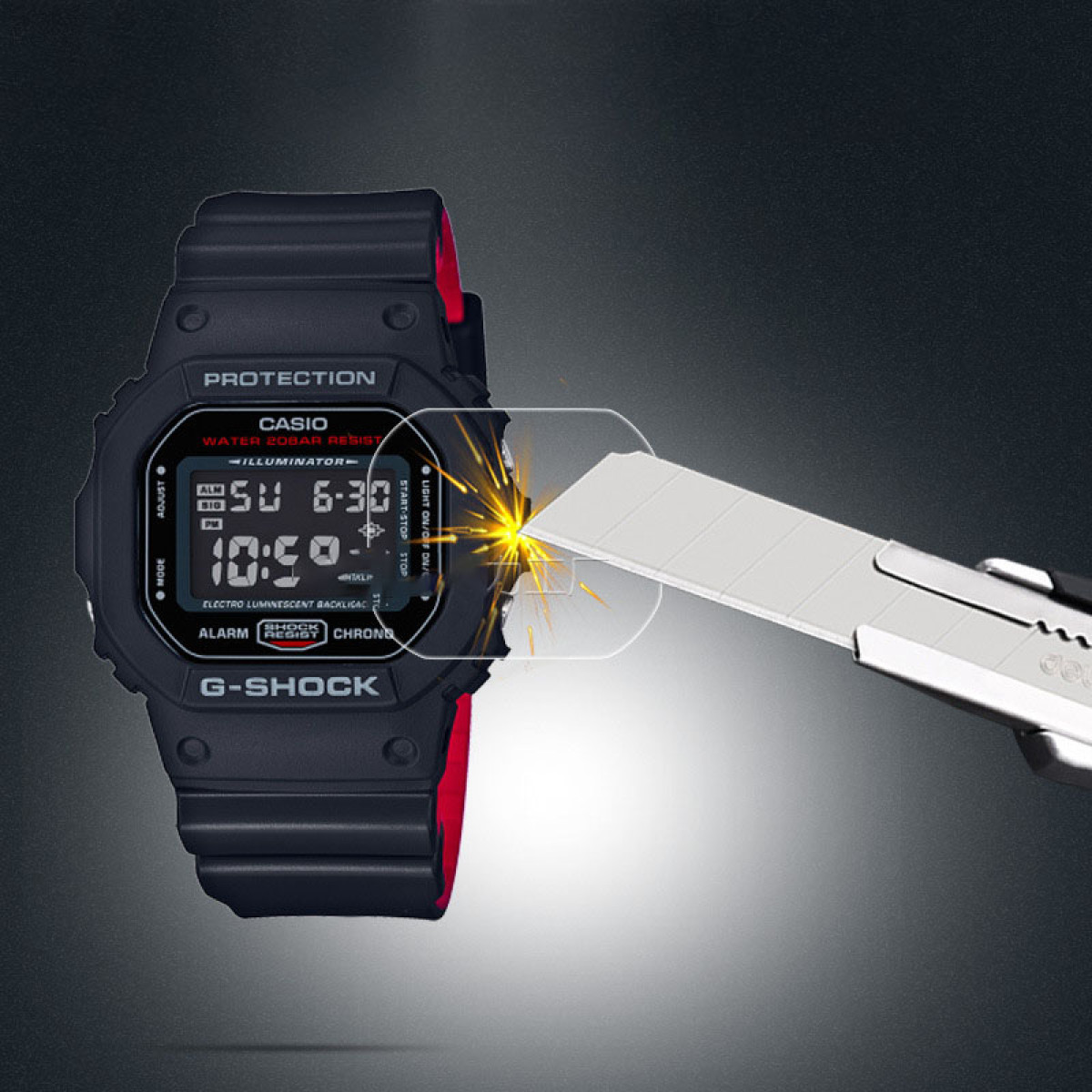 Un orologio G-Shock nero con una protezione schermo rimossa con un taglierino argentato. Sfondo scuro.
