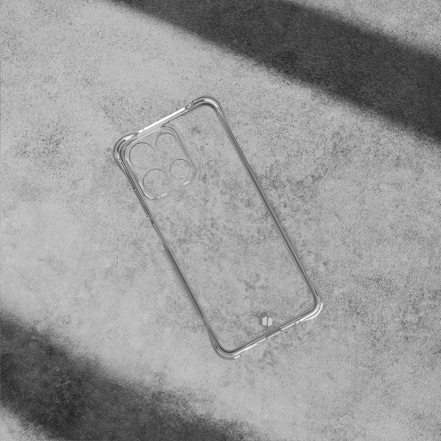 Przezroczyste etui na szarej powierzchni. Etui ma wycięcia na obiektywy aparatu.