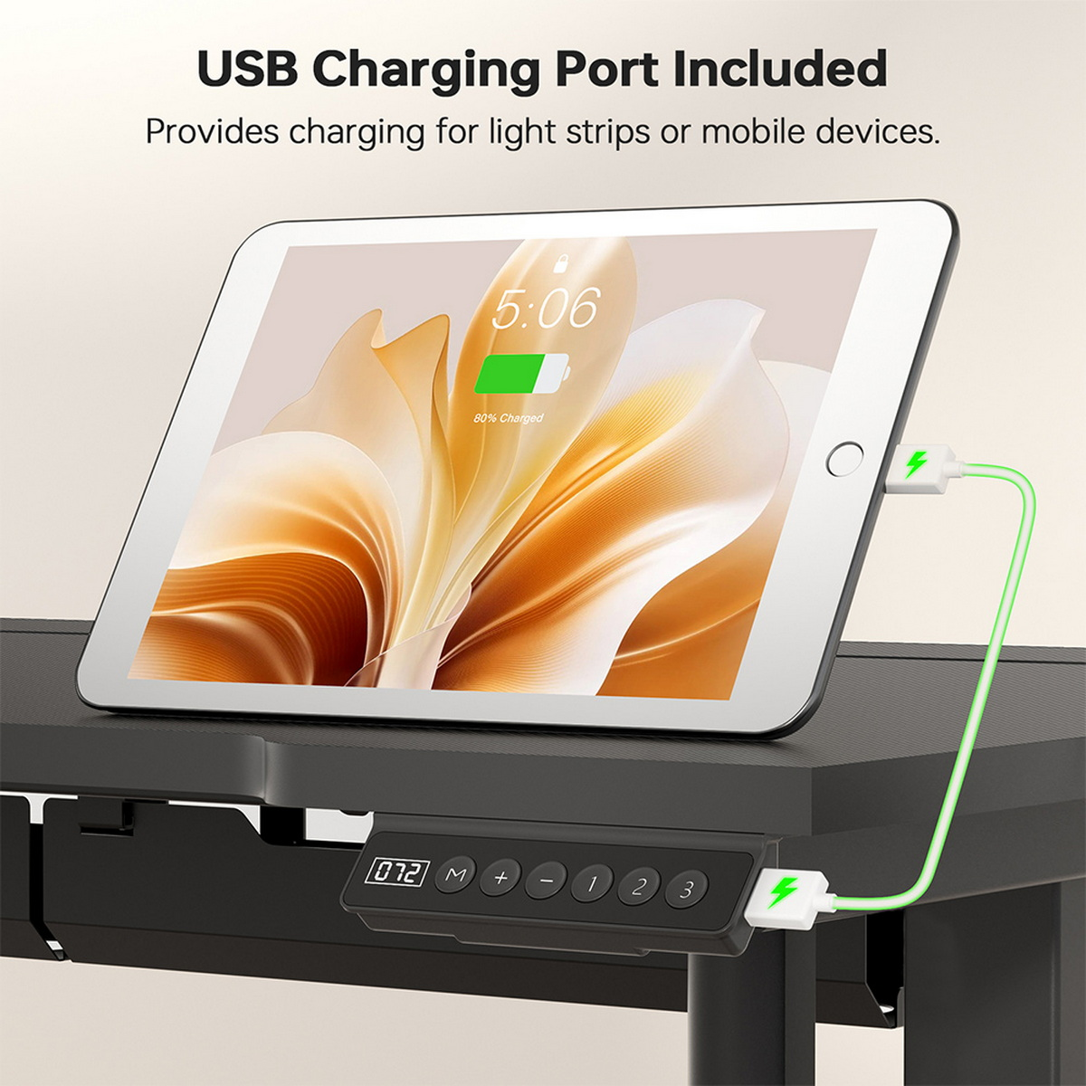 Ein Tablet ist über ein Ladekabel mit einem schwarzen Schreibtisch verbunden. Das Tablet zeigt 80 % geladen an. Text: USB-Ladeanschluss enthalten.