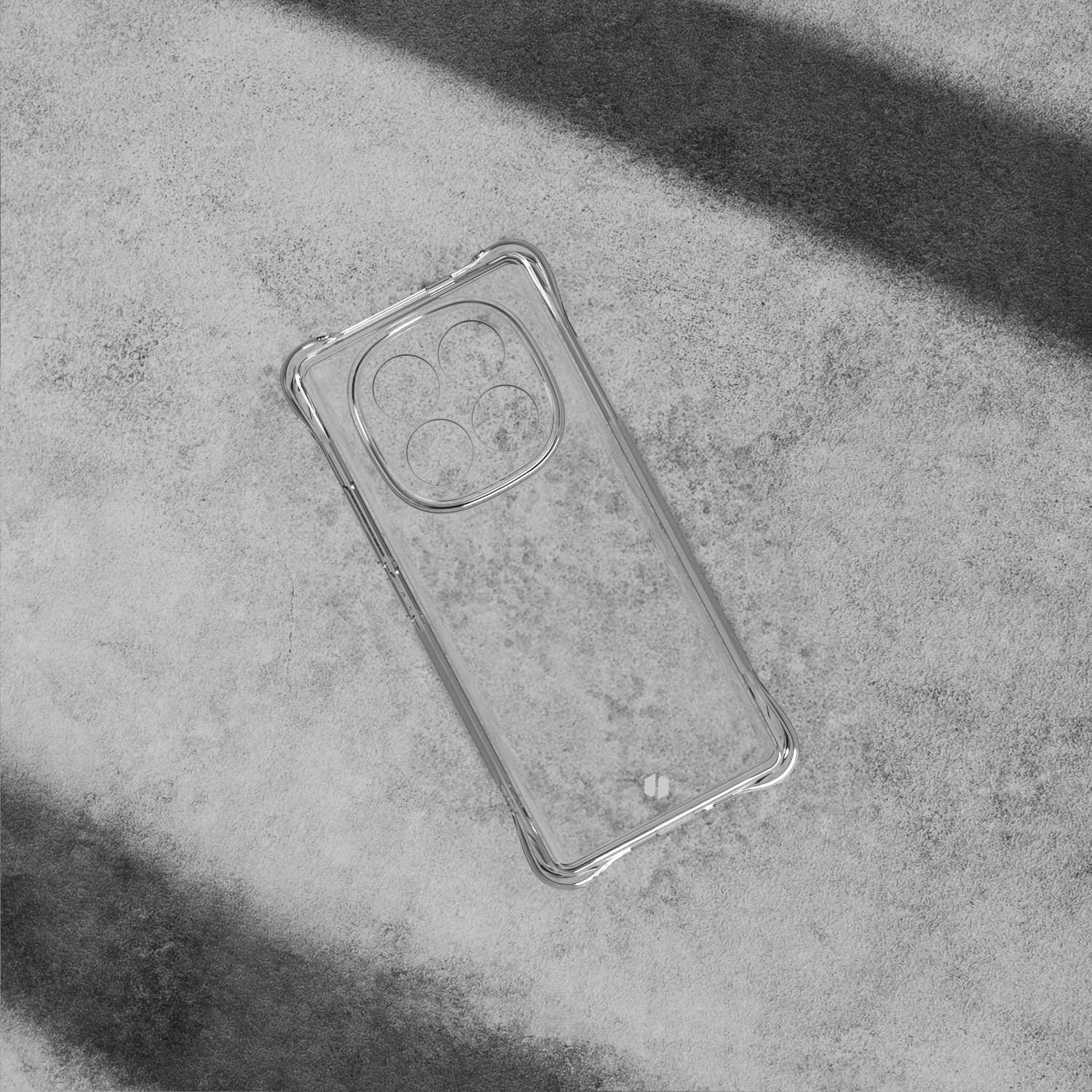 Przezroczyste etui na telefon na szarej powierzchni. Cienie padają na powierzchnię.