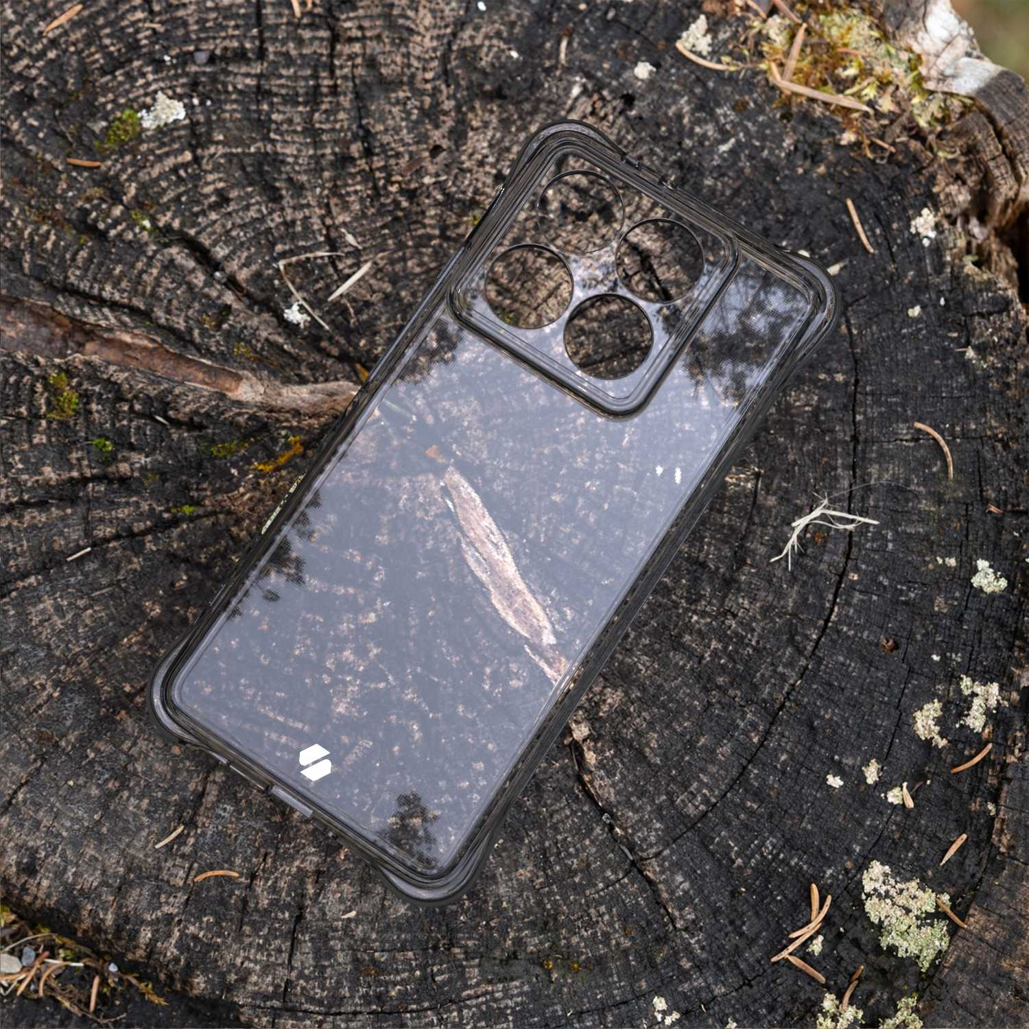 Telefon z etui na pniu drzewa. Etui jest na telefonie. Drewno jest teksturowane.