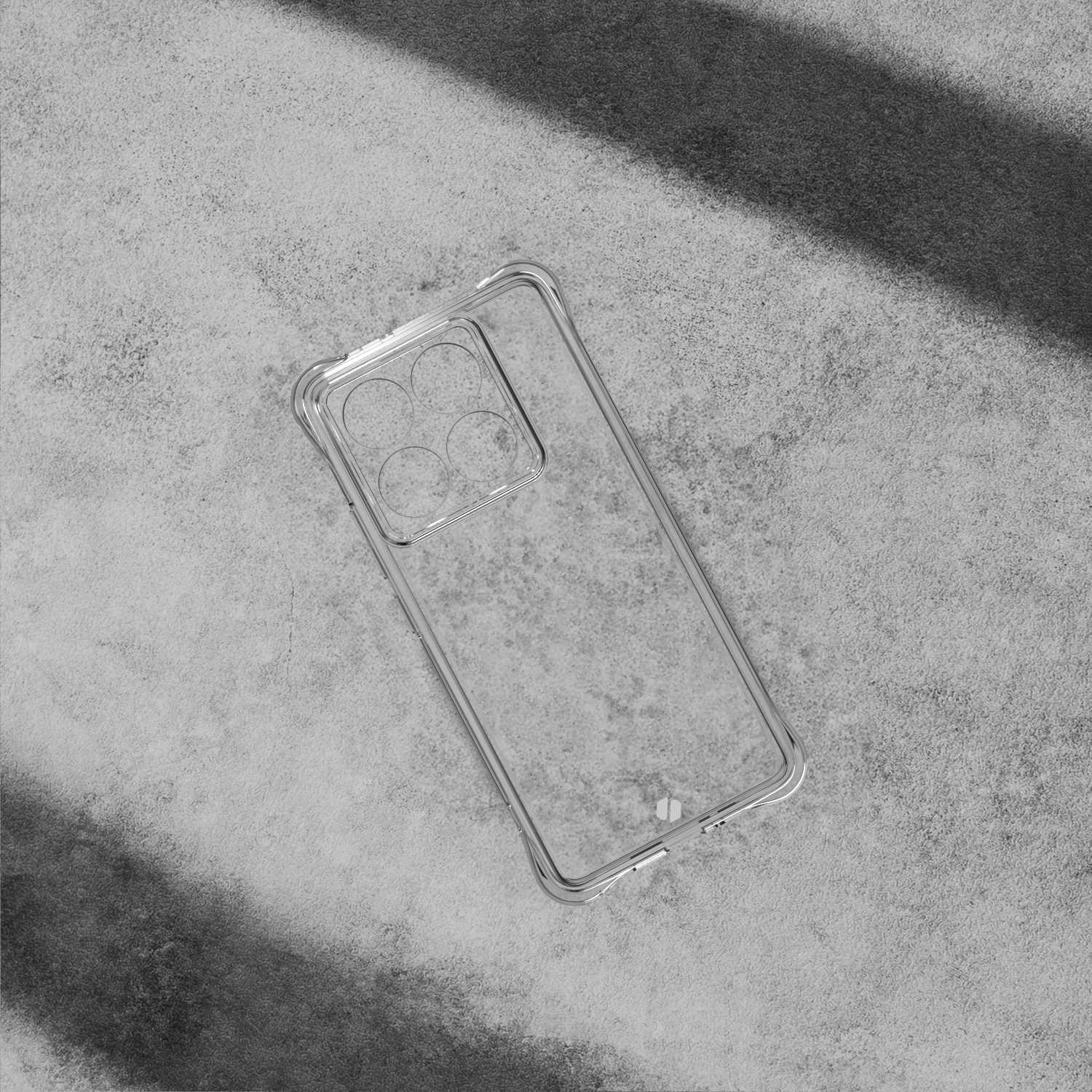 Przezroczyste etui na telefon na szarej powierzchni. Rzuca cień. Ma wycięcie na cztery obiektywy.