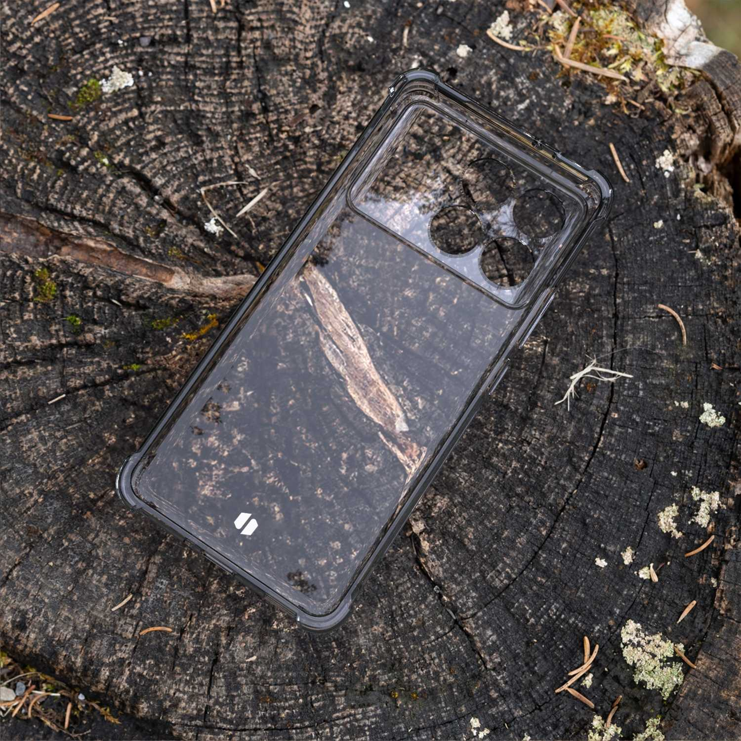 Przezroczyste etui na telefon na teksturowanej drewnianej powierzchni.