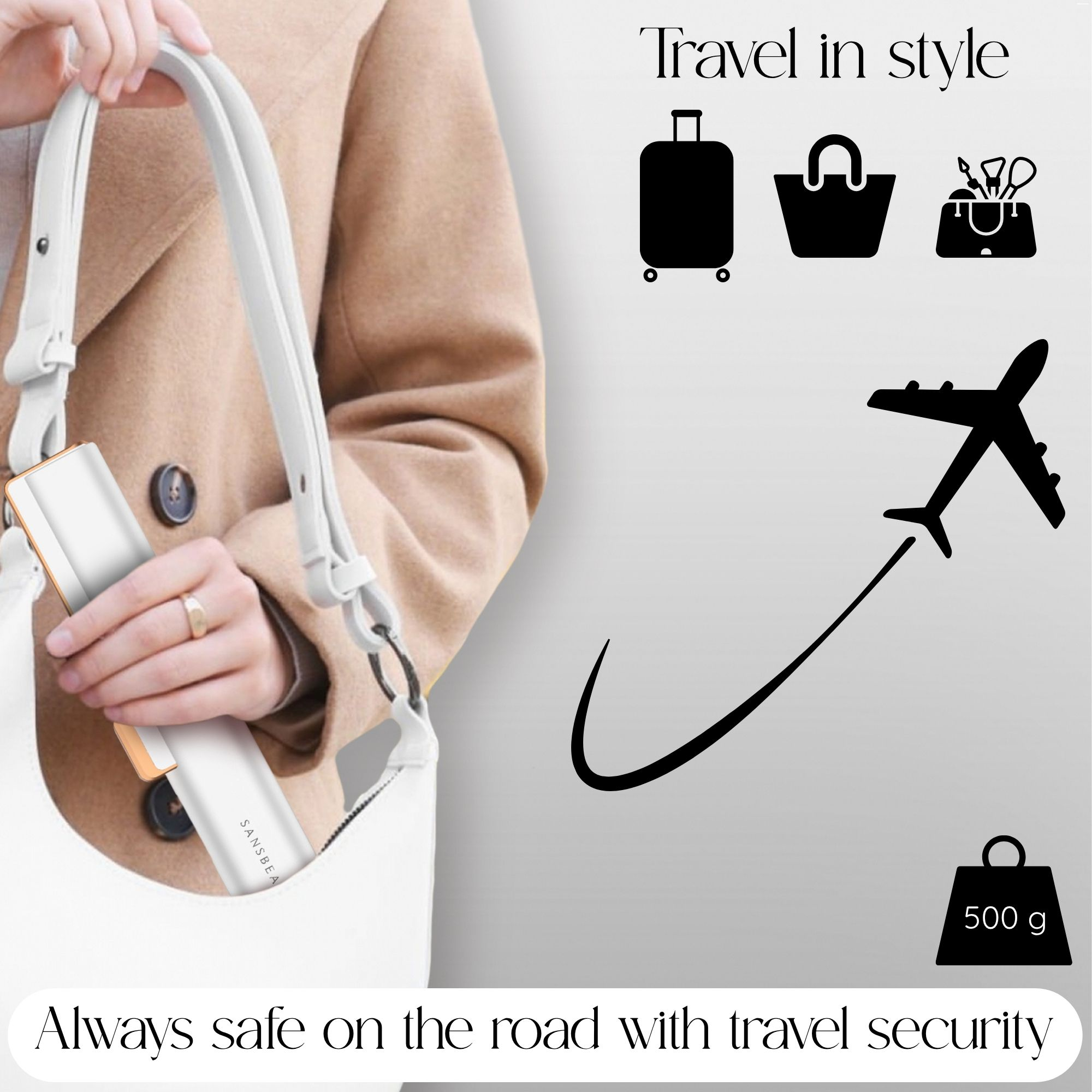 Frau hält eine weiße Tasche mit einem Haartool, Flugzeug- und Gepäcksymbolen, die reisefreundlich sind.