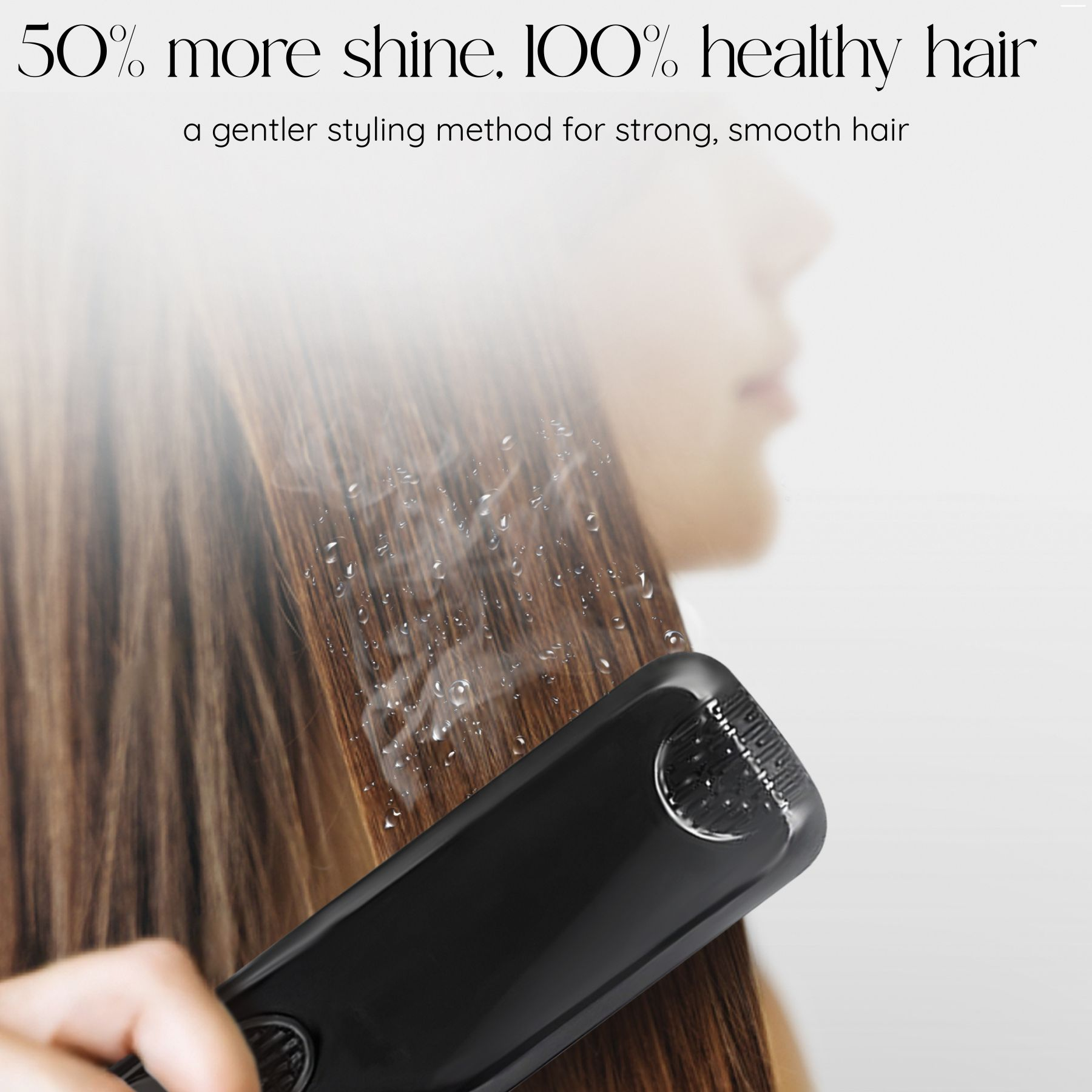 Eine Person glättet ihr Haar mit einem schwarzen Haarglätter, das Bild ist eine Nahaufnahme.