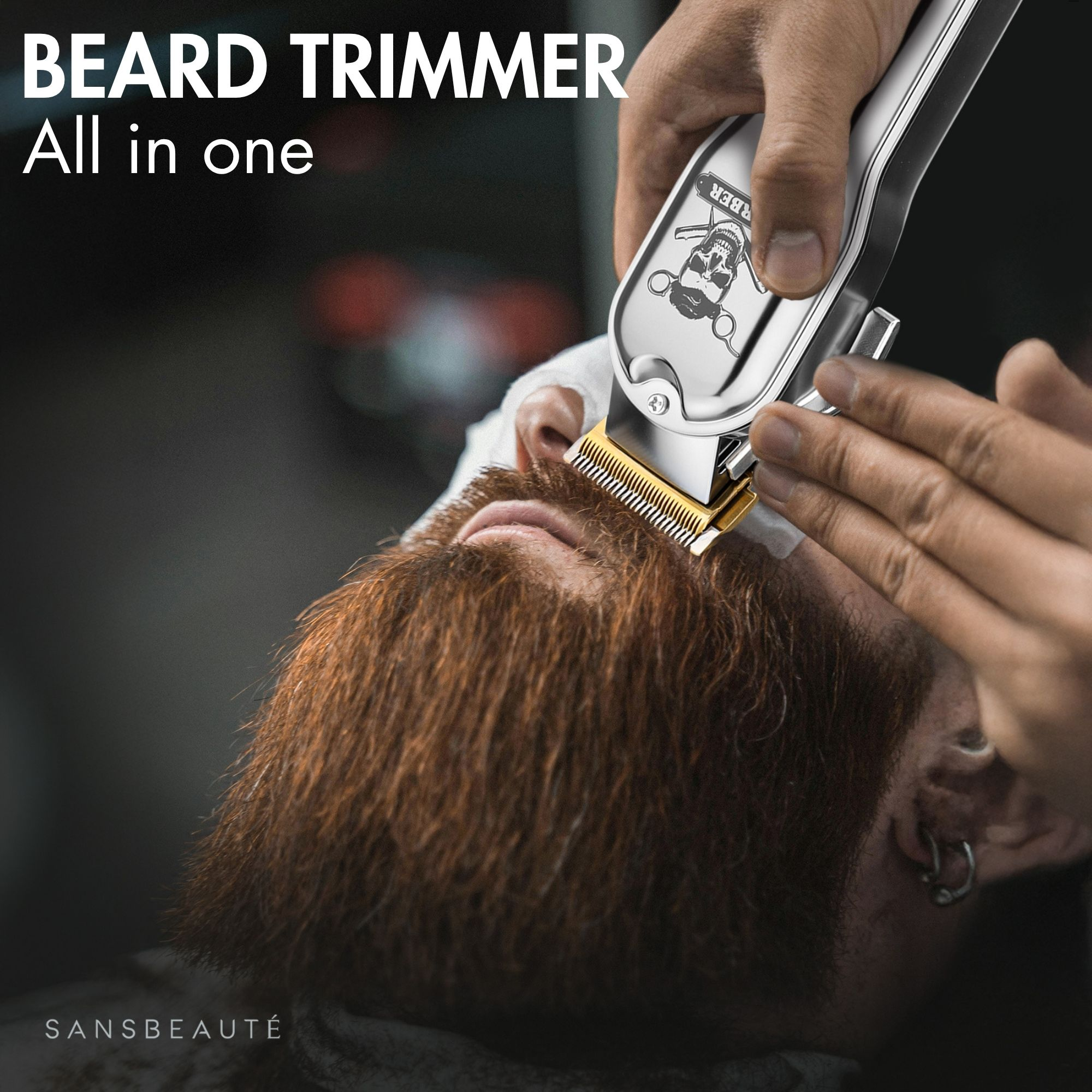 Een man krijgt zijn baard getrimd. Een zilveren baardtrimmer wordt op zijn gezicht gebruikt. De trimmer heeft een schedelontwerp.
