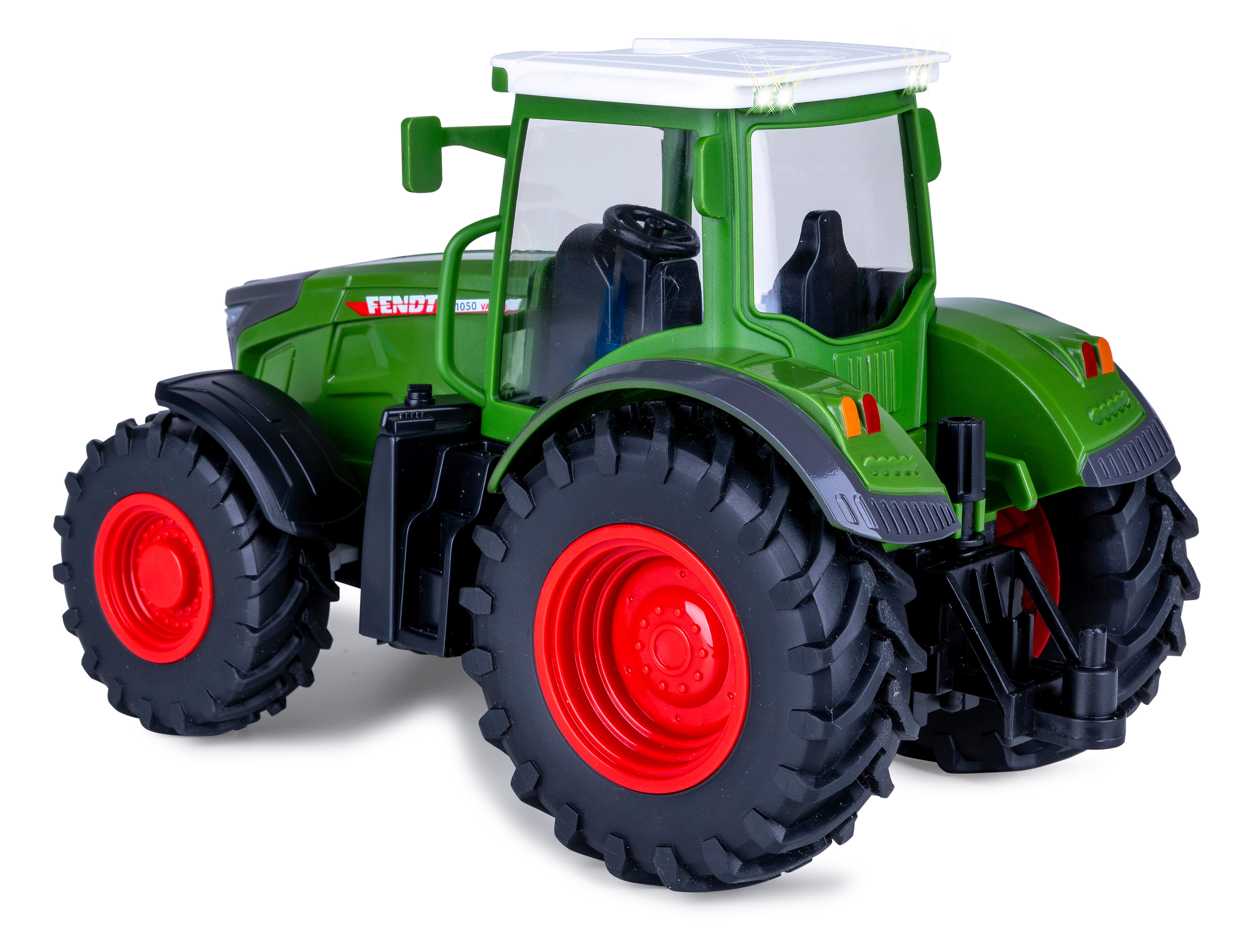 Ein grüner Spielzeugtraktor mit schwarzen Reifen und roten Felgen. Er hat ein weißes Dach und steht auf weißem Hintergrund.