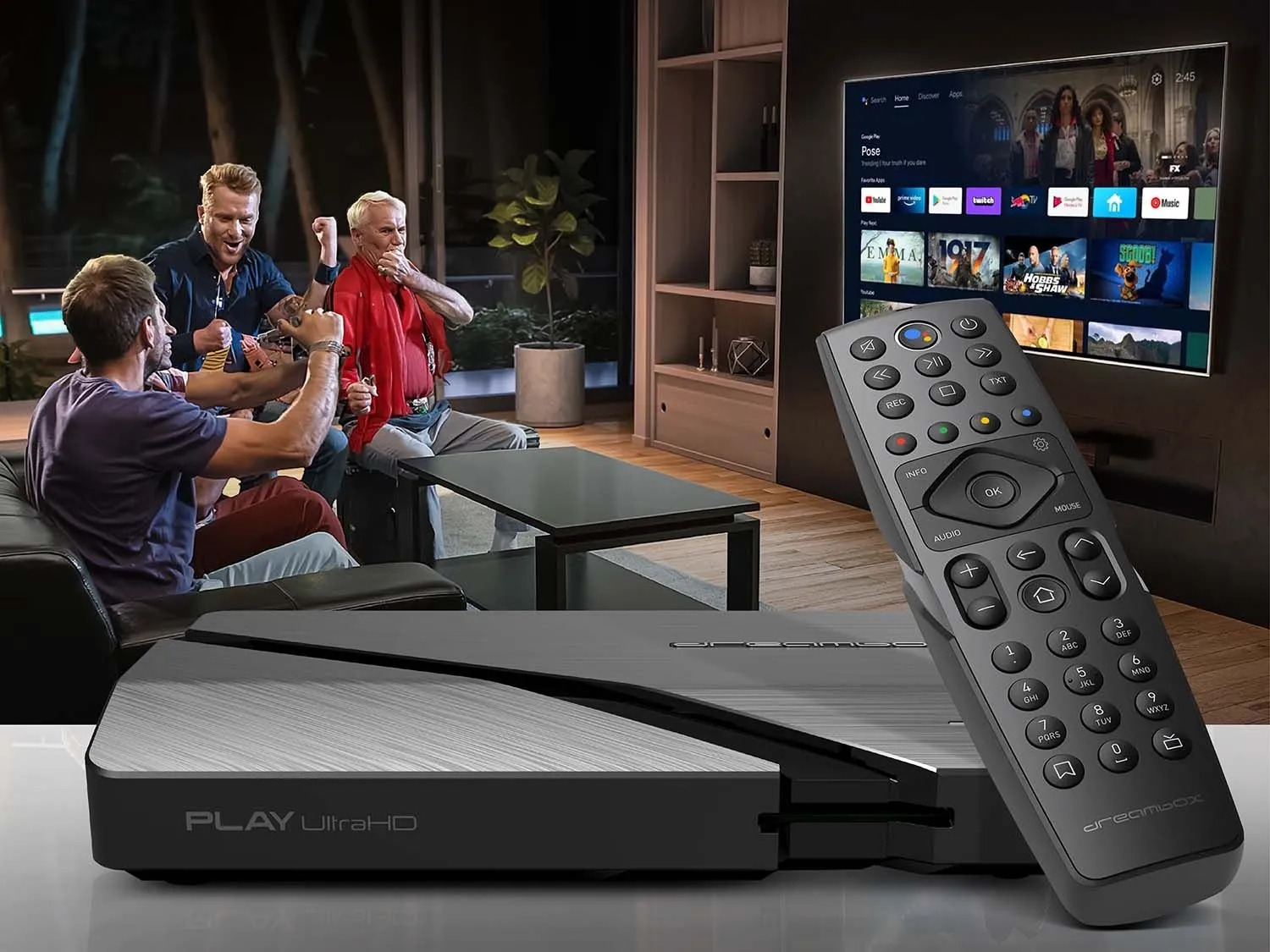Personen sitzen in einem Raum und schauen fern. Eine Set-Top-Box und Fernbedienung sind im Vordergrund.