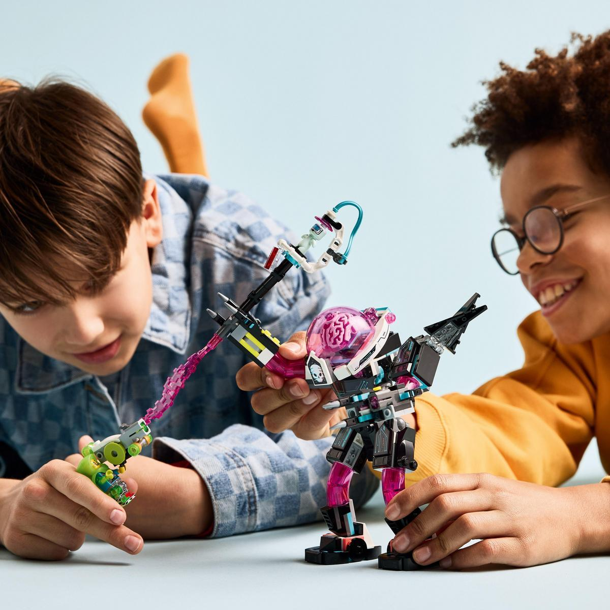Dos niños jugando con robots Lego. Un robot dispara un láser rosa, el otro tiene una cabeza rosa.