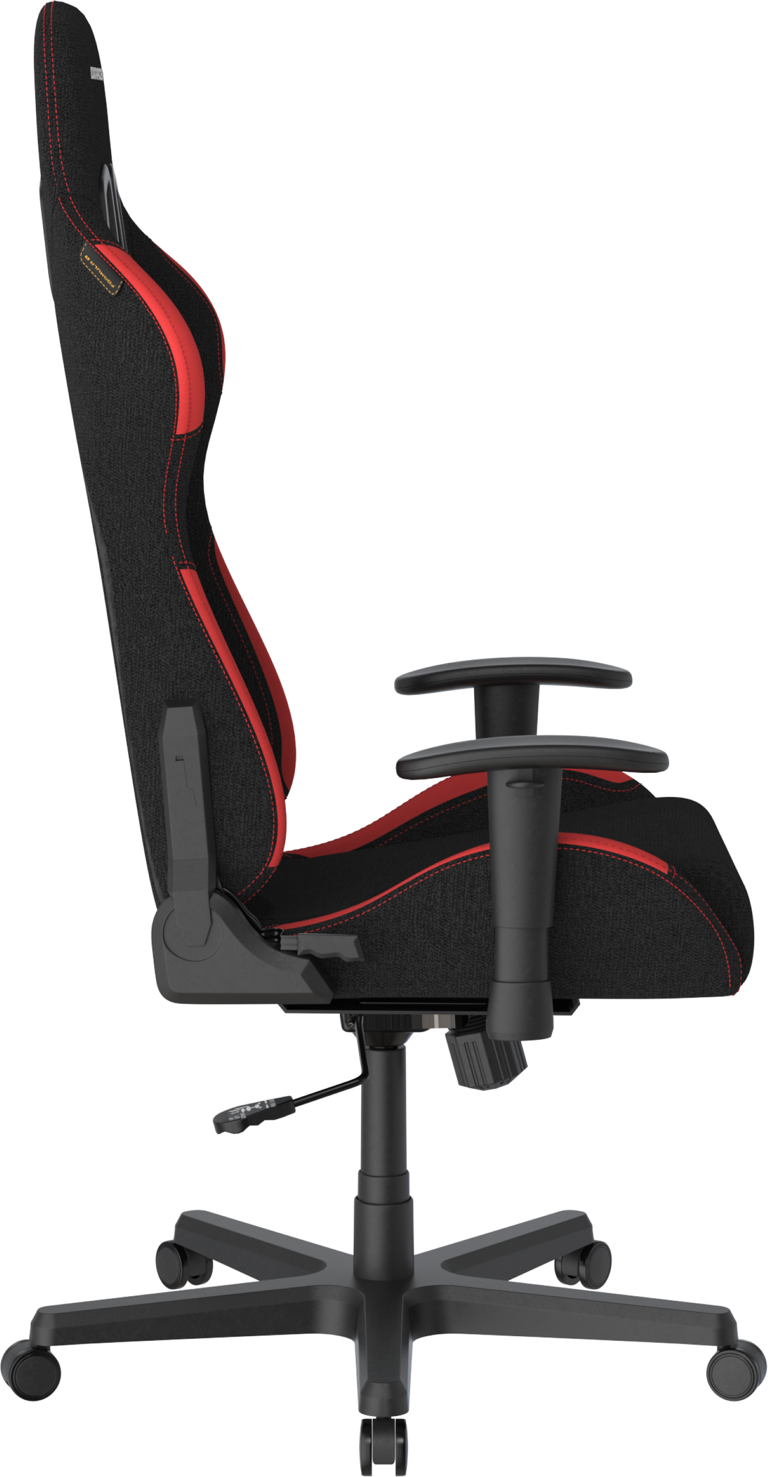 Ein schwarzer und roter Gaming-Stuhl. Er hat eine hohe Rückenlehne, Armlehnen und ein Fünf-Rad-Gestell.