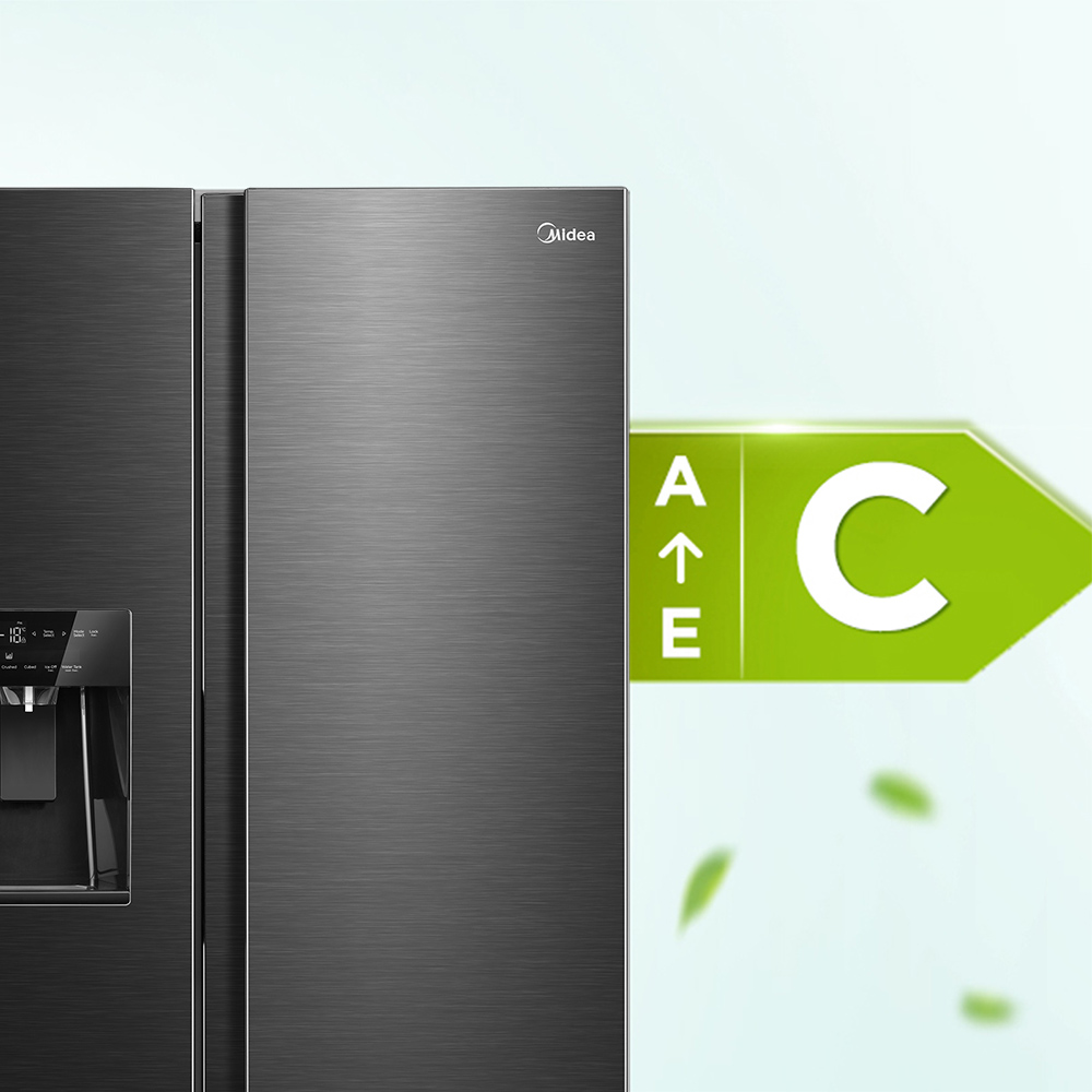 Ein schwarzer Kühlschrank mit Midea-Logo und grünem Energielabel rechts.